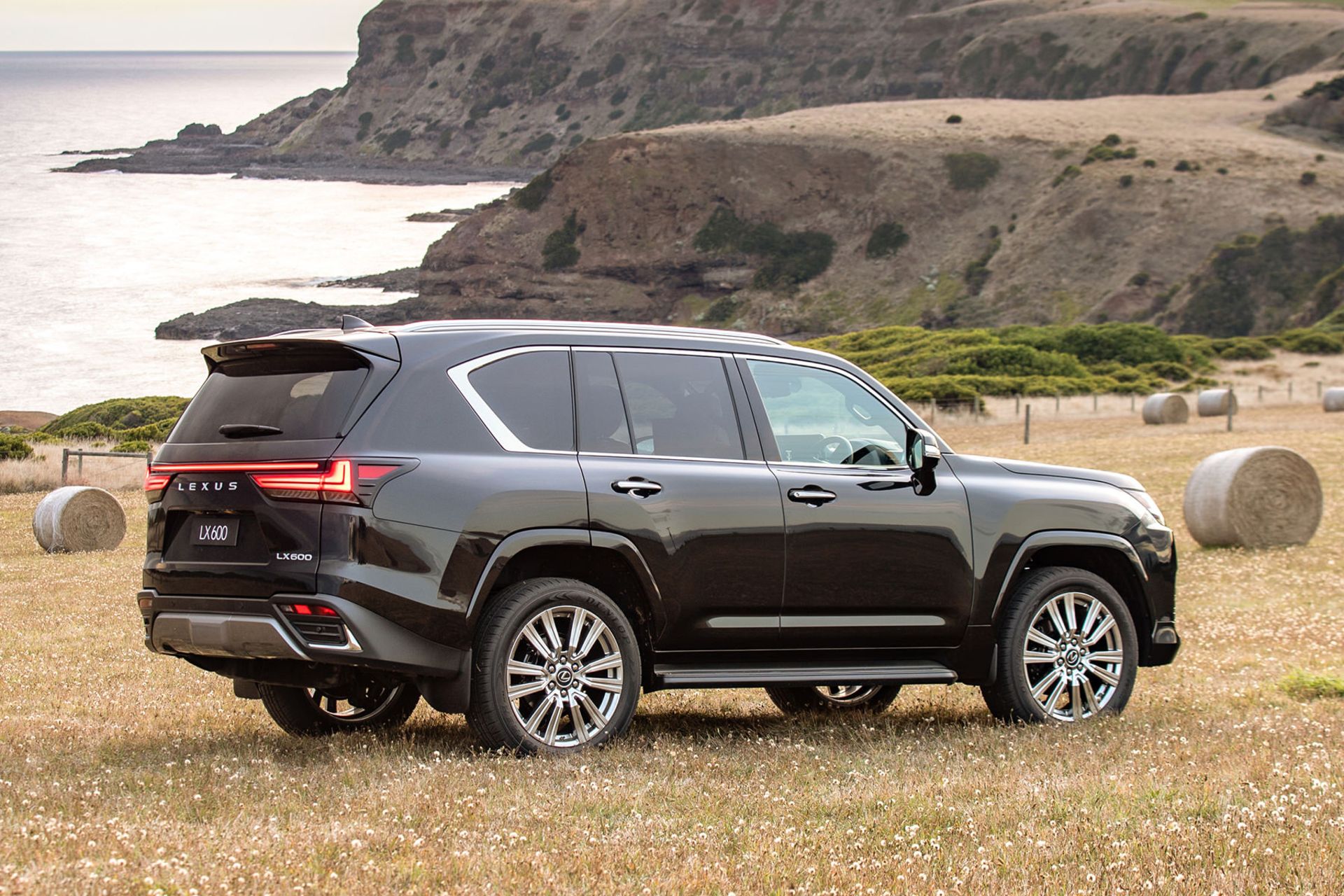 خودرو لکسوس Lexus LX600 2025 نمای جانبی و پشت