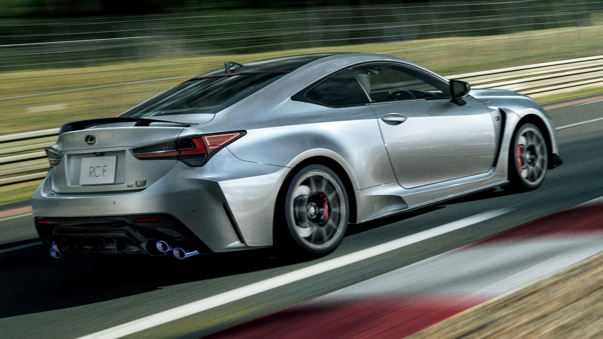 نمای سه‌چهارم عقب خودرو لکسوس RC F