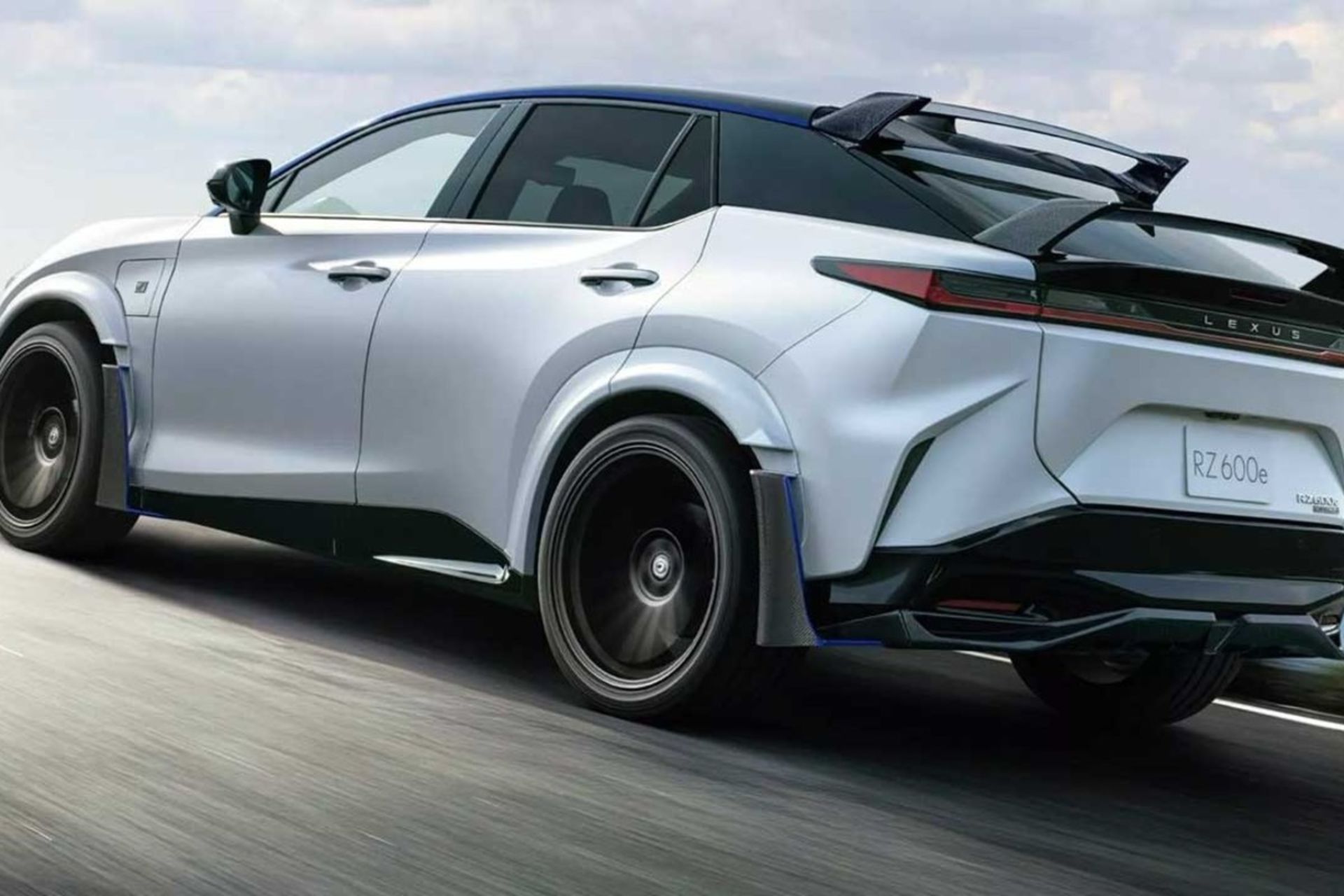 نمای سه‌چهارم عقب خودرو لکسوس RZ600e