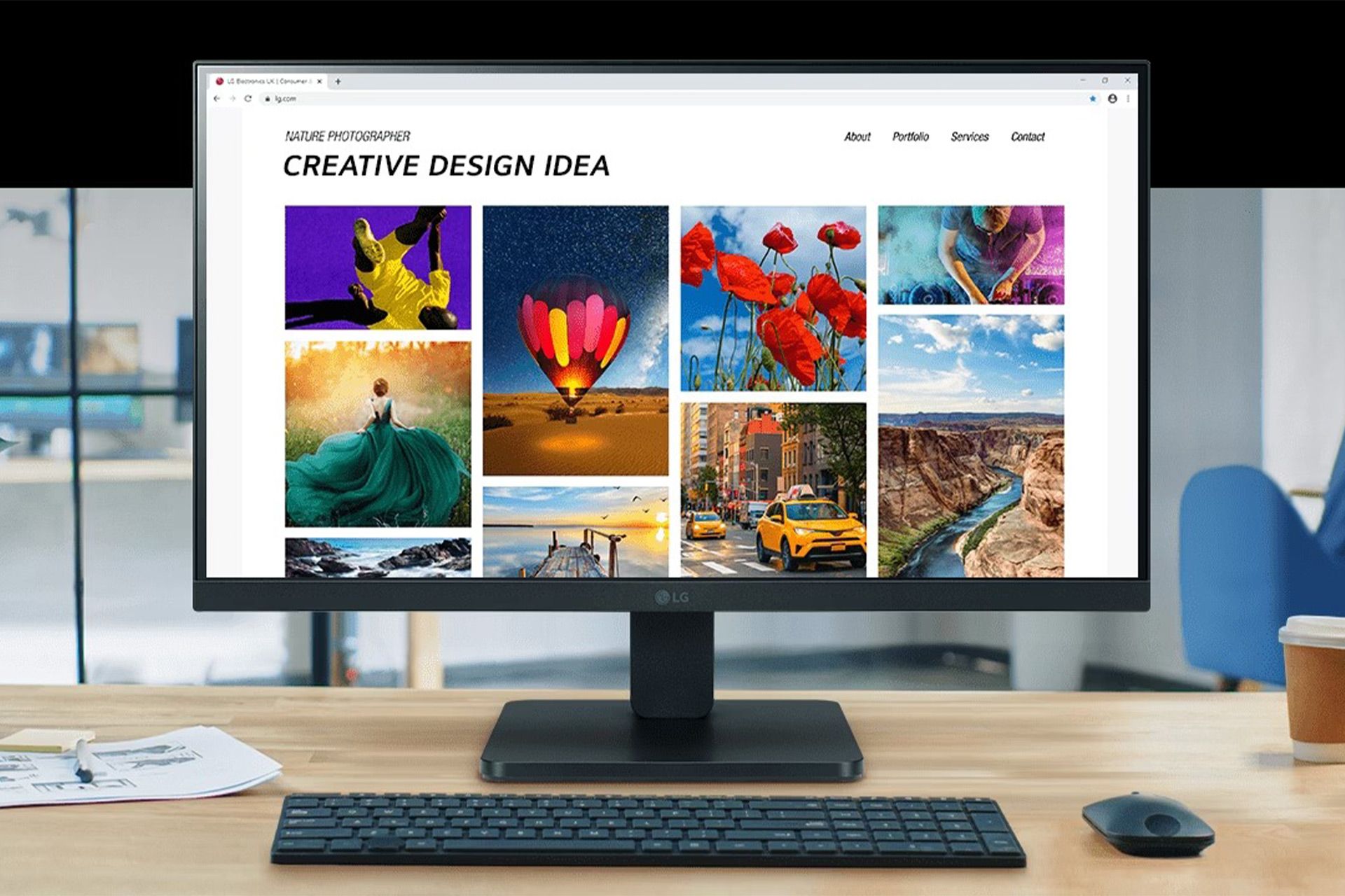 مانیتور LG 22MR410 از نمای جلو درحال نمایش گالری عکس