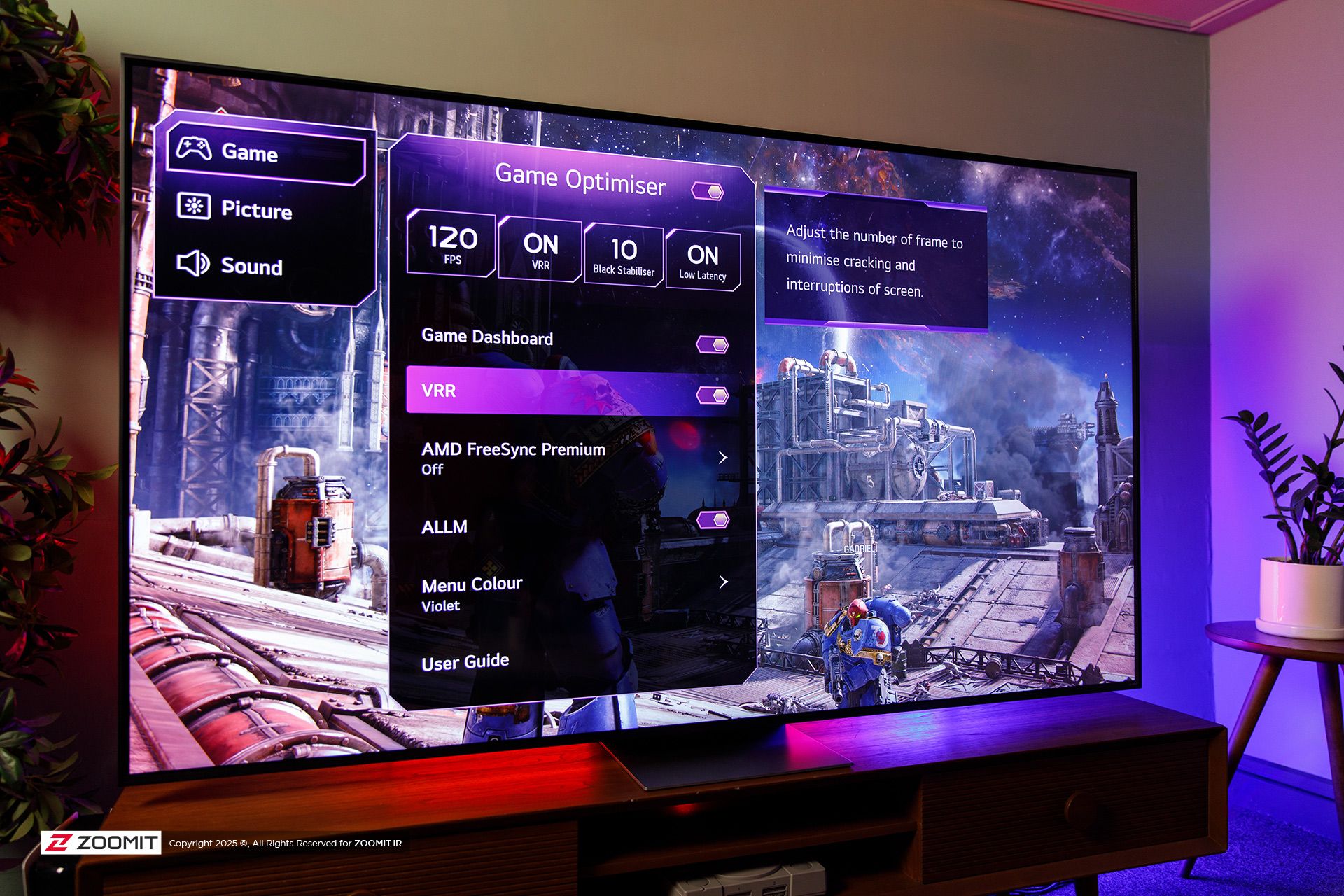 کاربری در حال استفاده از قابلیت Game Dashboard در تلوزیون ۸۶ اینچی QLED86 مدل ۲۰۲۴ ال جی