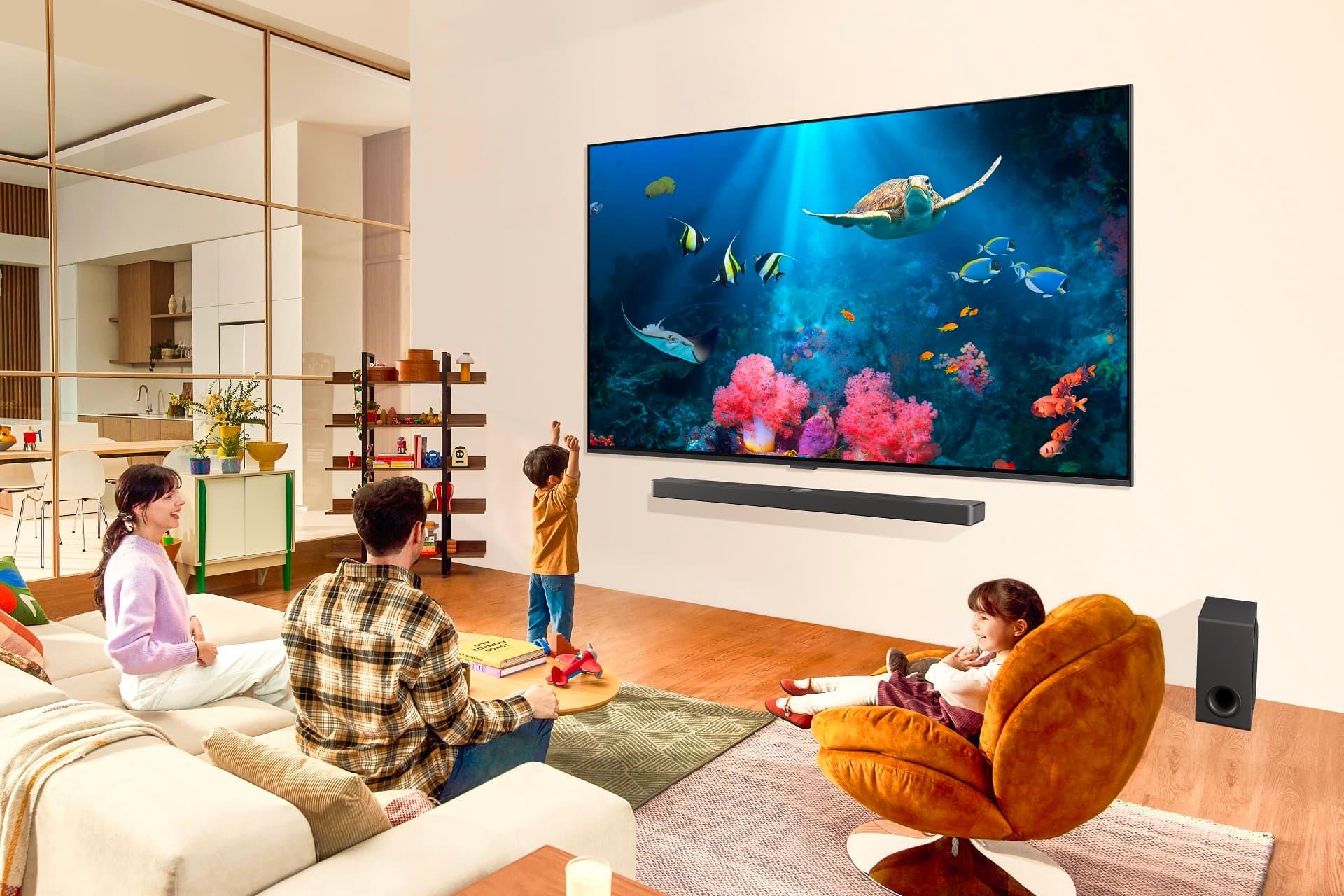 تلویزیون ۹۸ اینچ LG QNED85T ال جی در داخل پذیرایی با اعضای خانواده