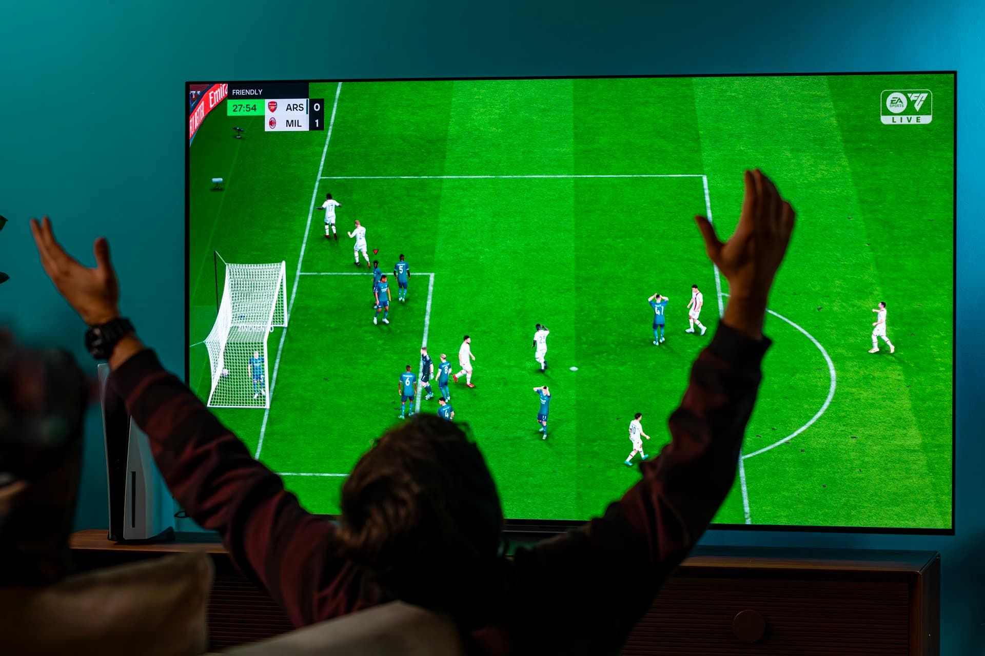 اجرای بازی فوتبال روی تلویزیون LG C3 OLED و حسرت خوردن یک پسر جوان