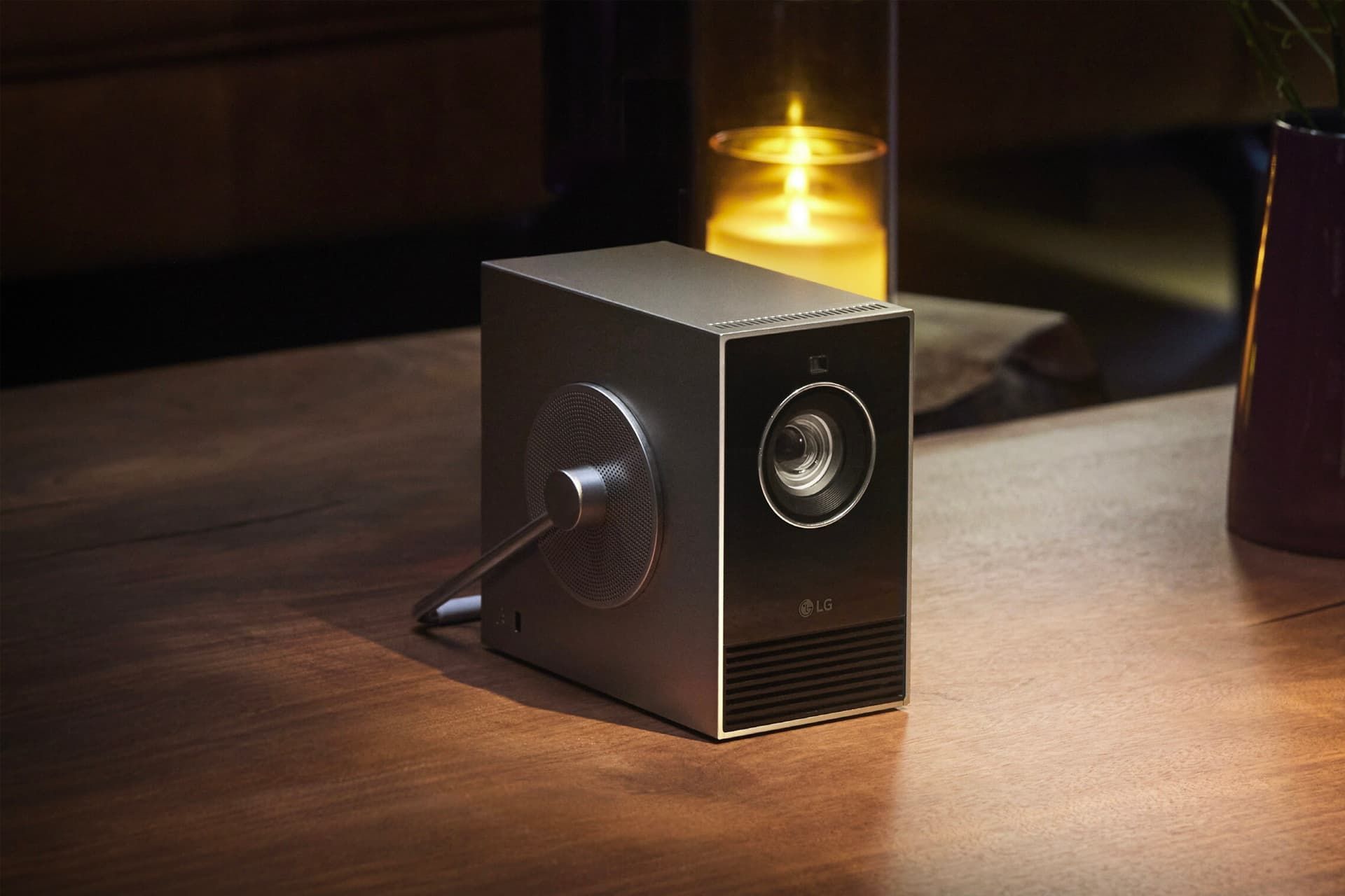 پروژکتور LG CineBeam Qube روی میز نمای جلو