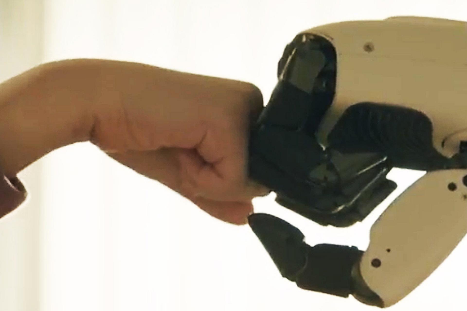 ربات LG CLOiD کنار انسان