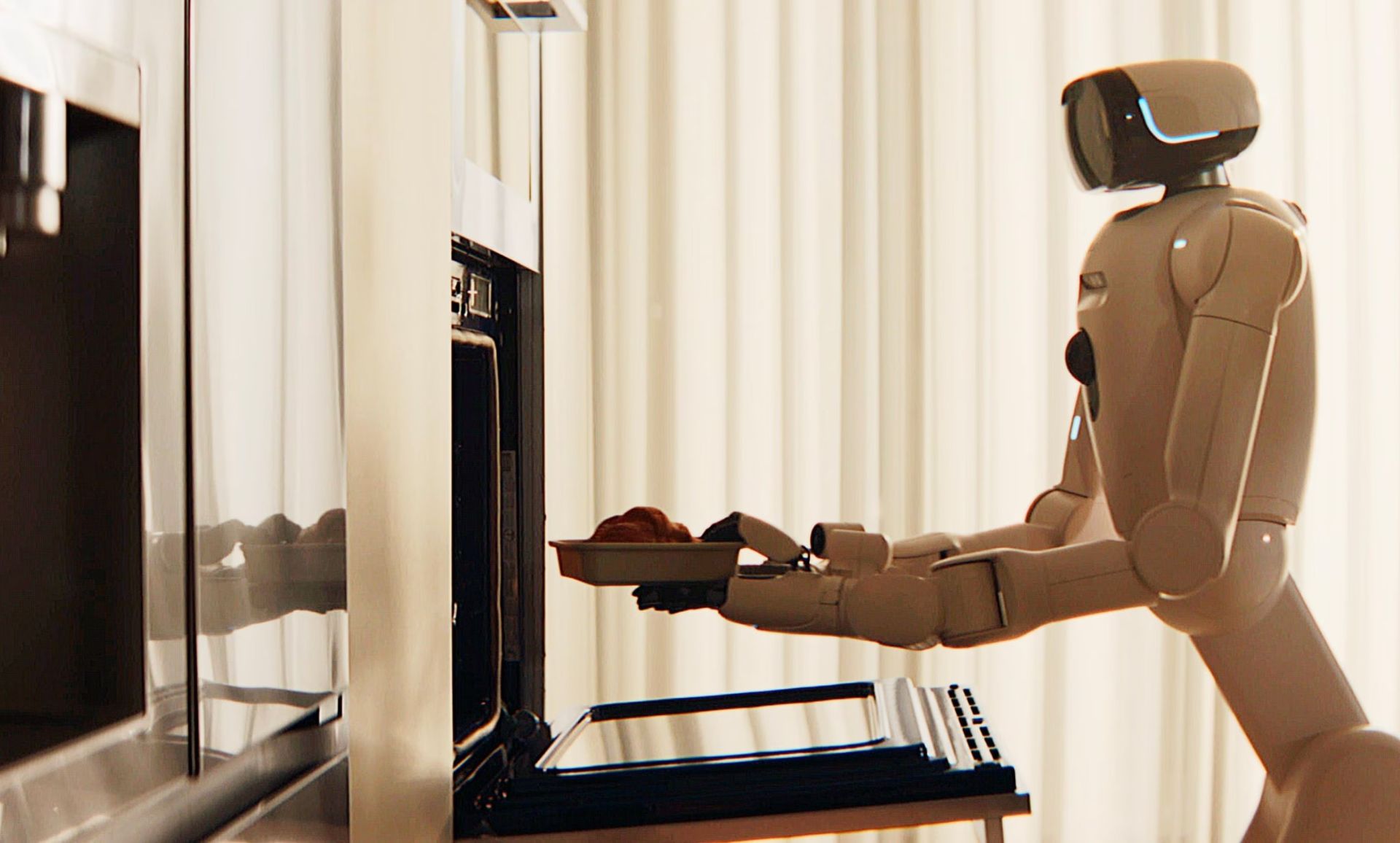 ربات ال‌جی در حال قراردادن غذا داخل فر