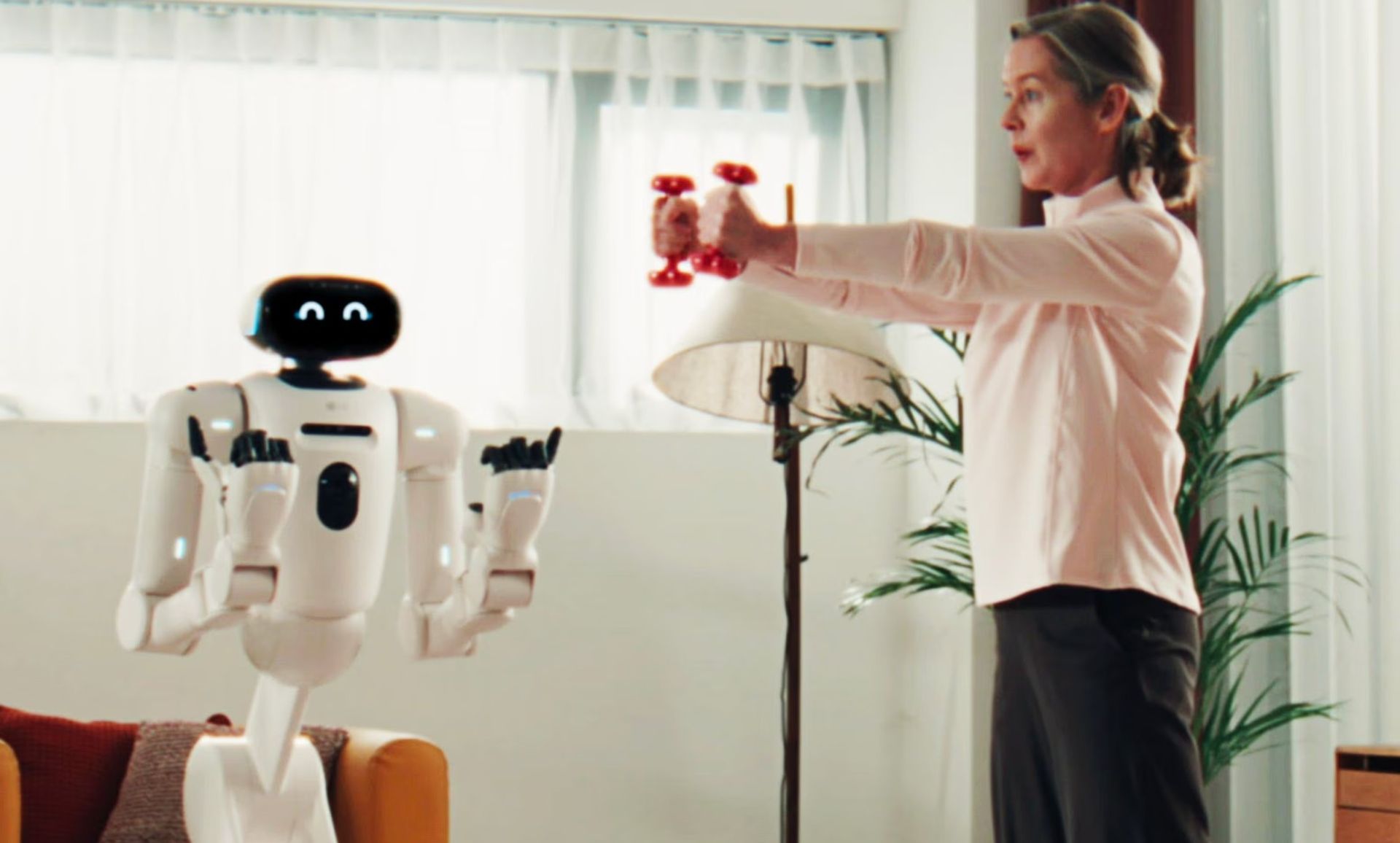 ربات ال‌جی در حال آموزش حرکات ورزشی به یک زن جوان