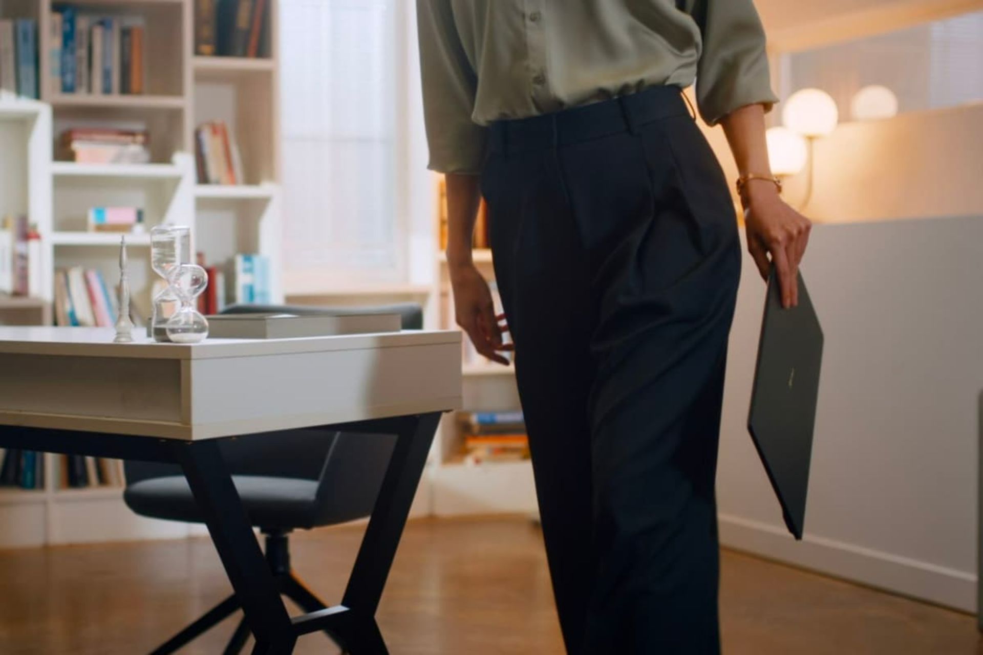 لپ تاپ LG Gram SuperSlim ال جی در دست