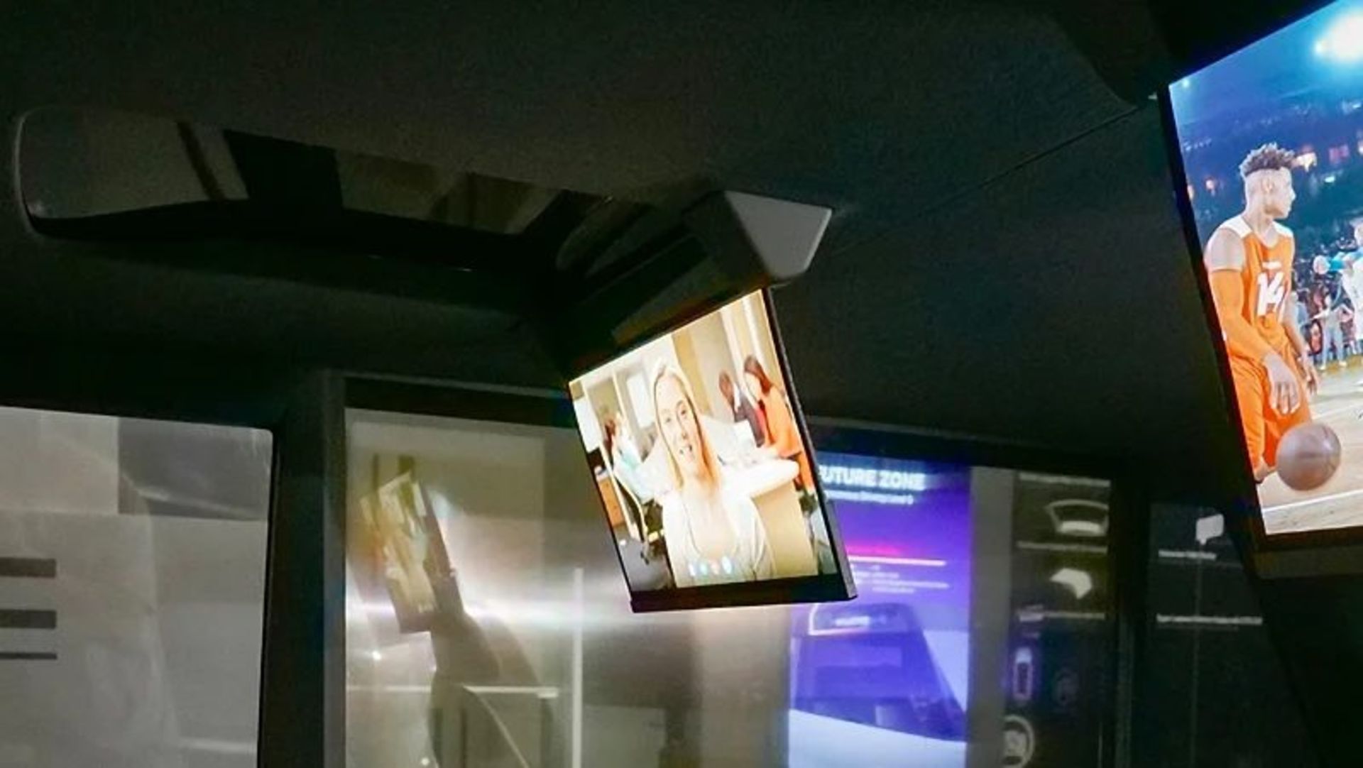 نمایشگر OLED رول شونده ال‌جی در سقف خودرو