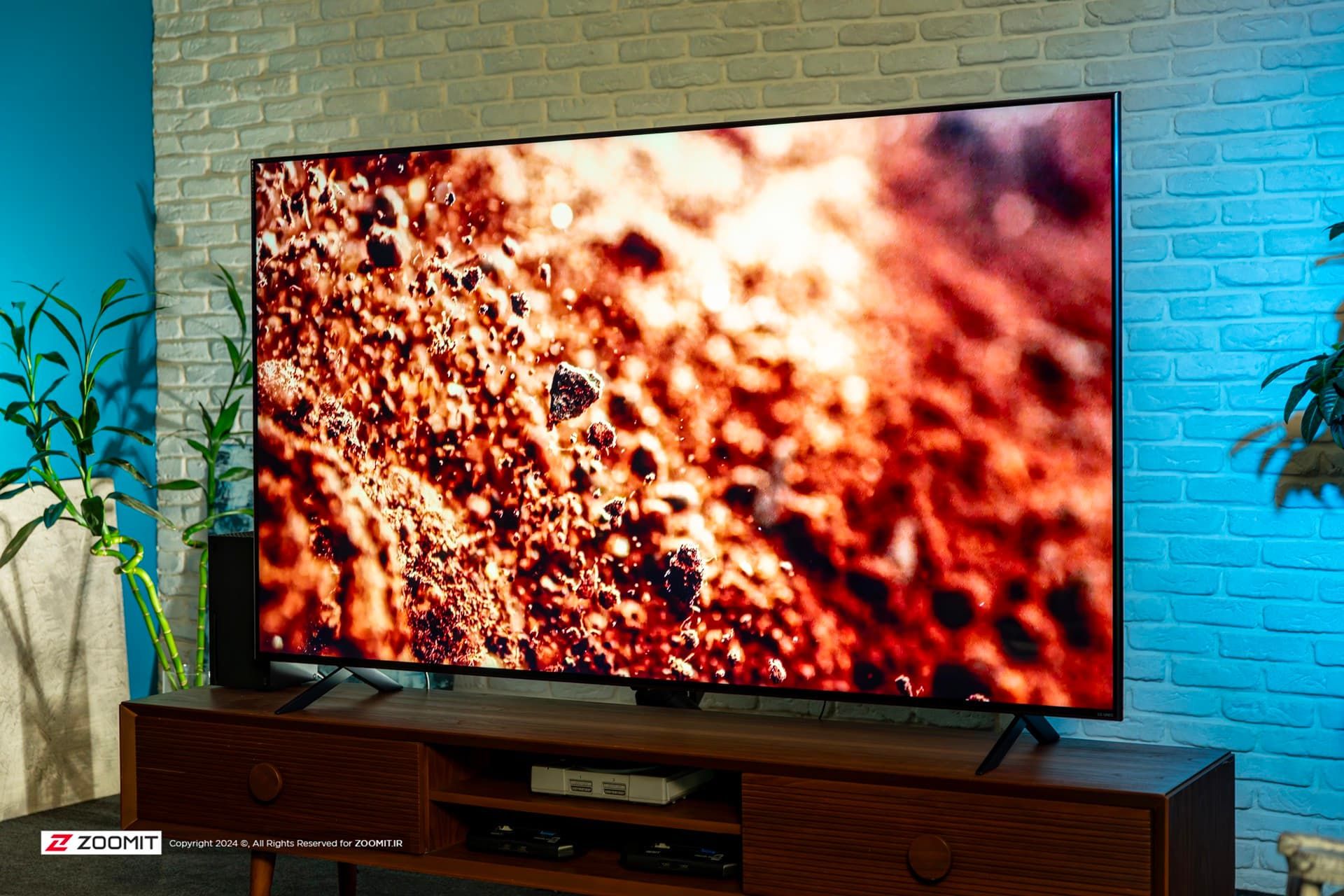 تلویزیون ال جی QNED80 از نمای جلو در اتاق پذیرایی