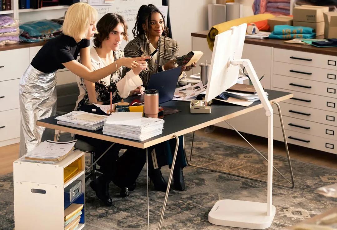 مانیتور Smart Monitor Swing ال‌جی رو‌به‌روی سه فرد جوان