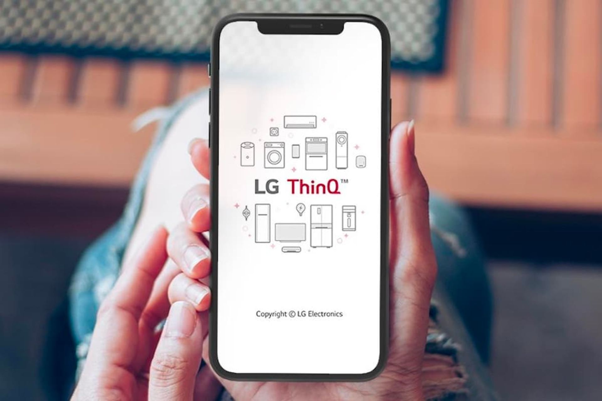 نرم افزار LG ThinQ ال جی آیفون در دست