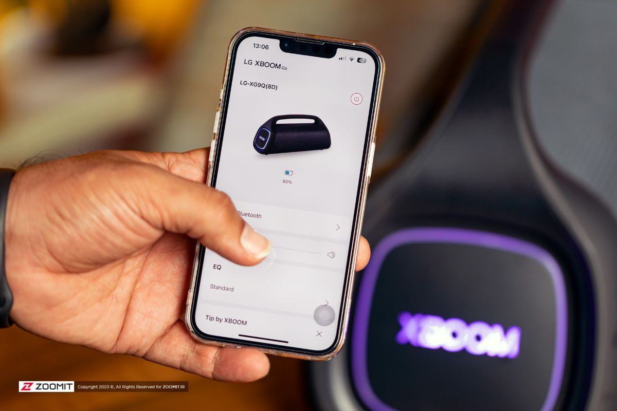 اپلیکیشن LG XBOOM Go درکنار اسپیکر JBL Boombox 3