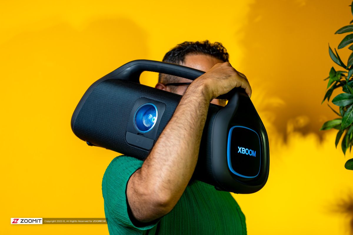 اسپیکر LG XBOOM Go روی شانه 