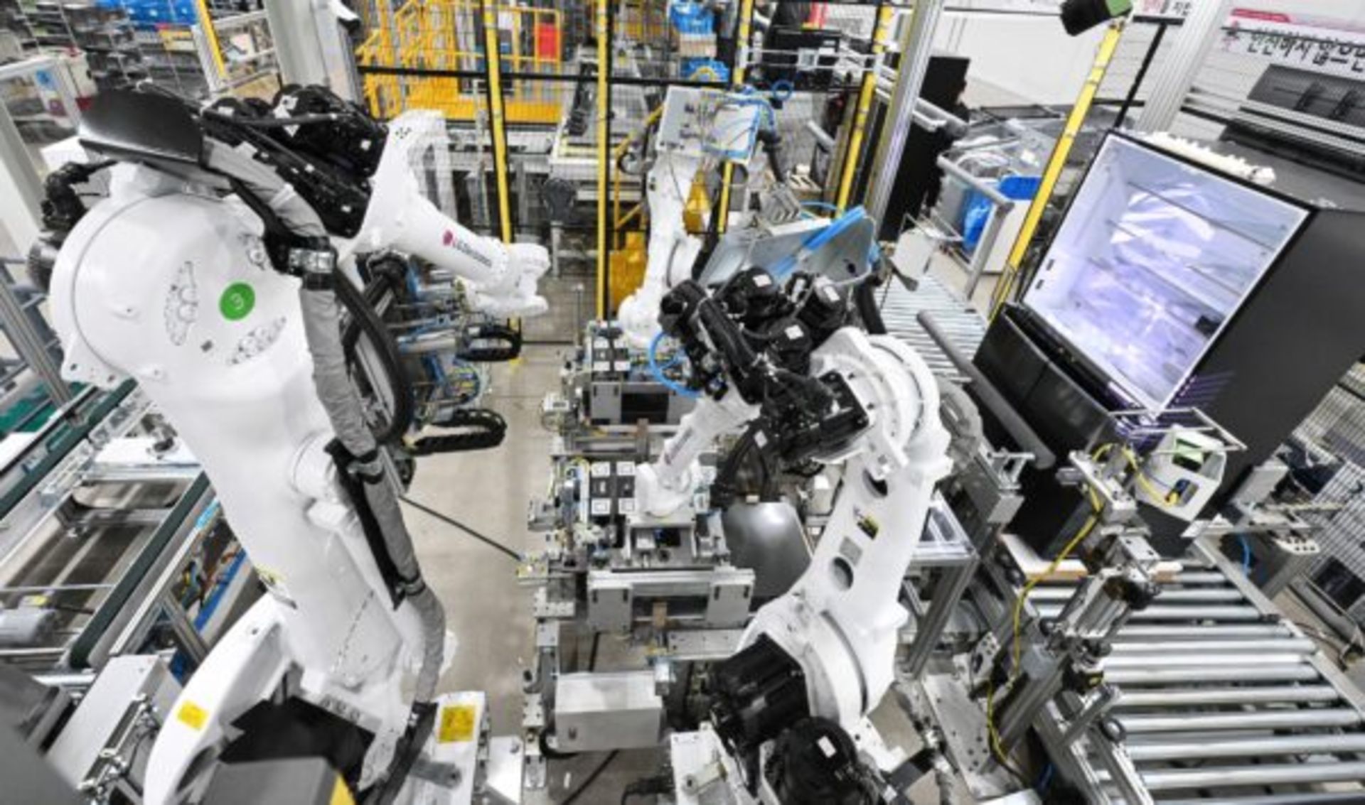 تجهیزات رباتیک در کارخانه‌ی هوشمند ال‌جی