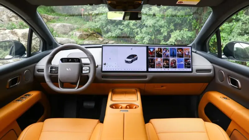 طراحی کابین و داشبورد دیجیتال خودروی لی-اتو (Li Auto) i6 با صندلی‌های نارنجی