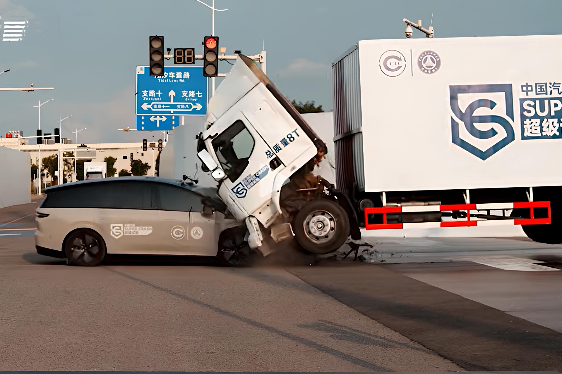 تست تصادف خودرو با کامیون از نمای جانبی