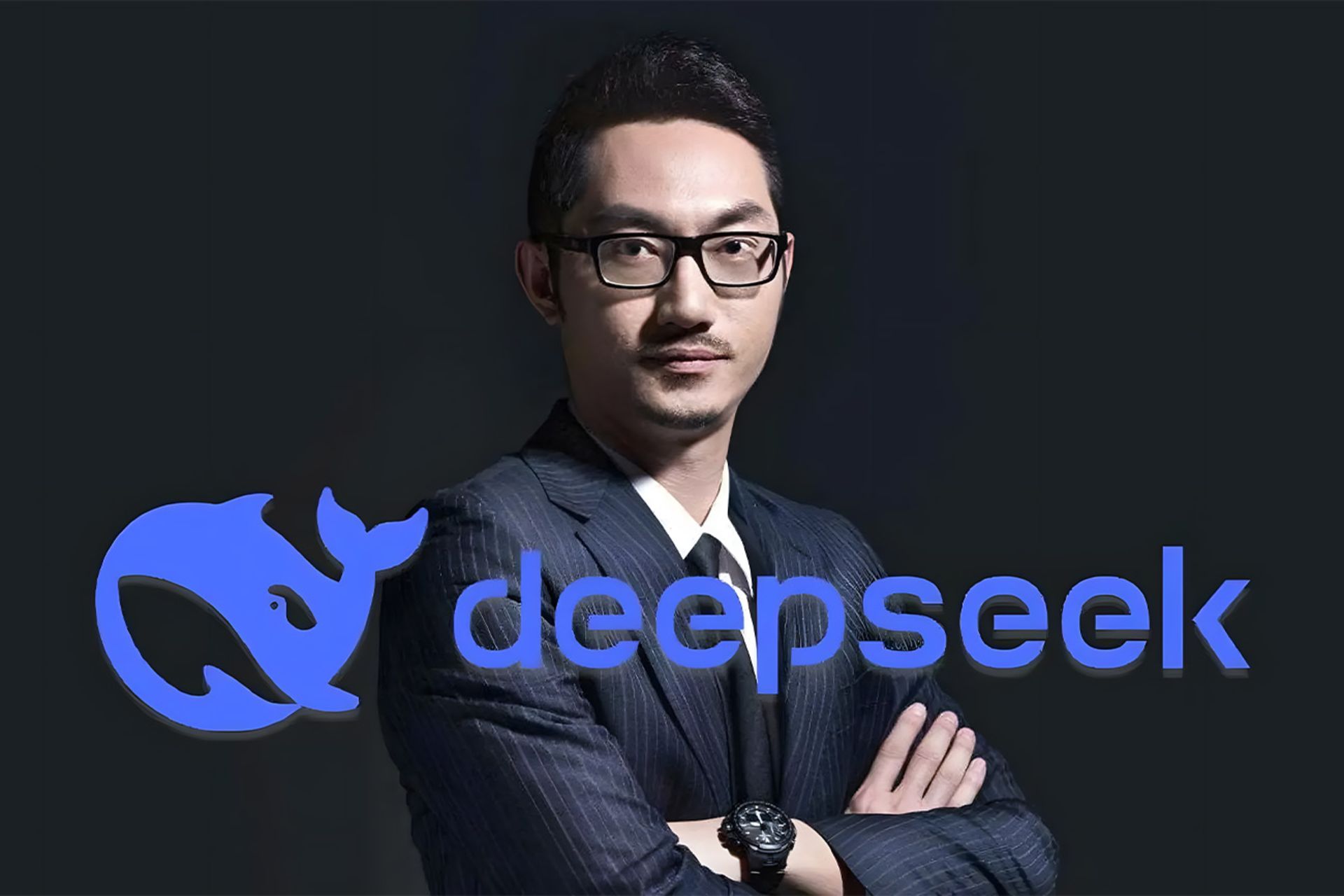 یک مرد از نمای رو به رو با نوشته‌ای آبی رنگ با نام دیپ‌سیک جلوی او 