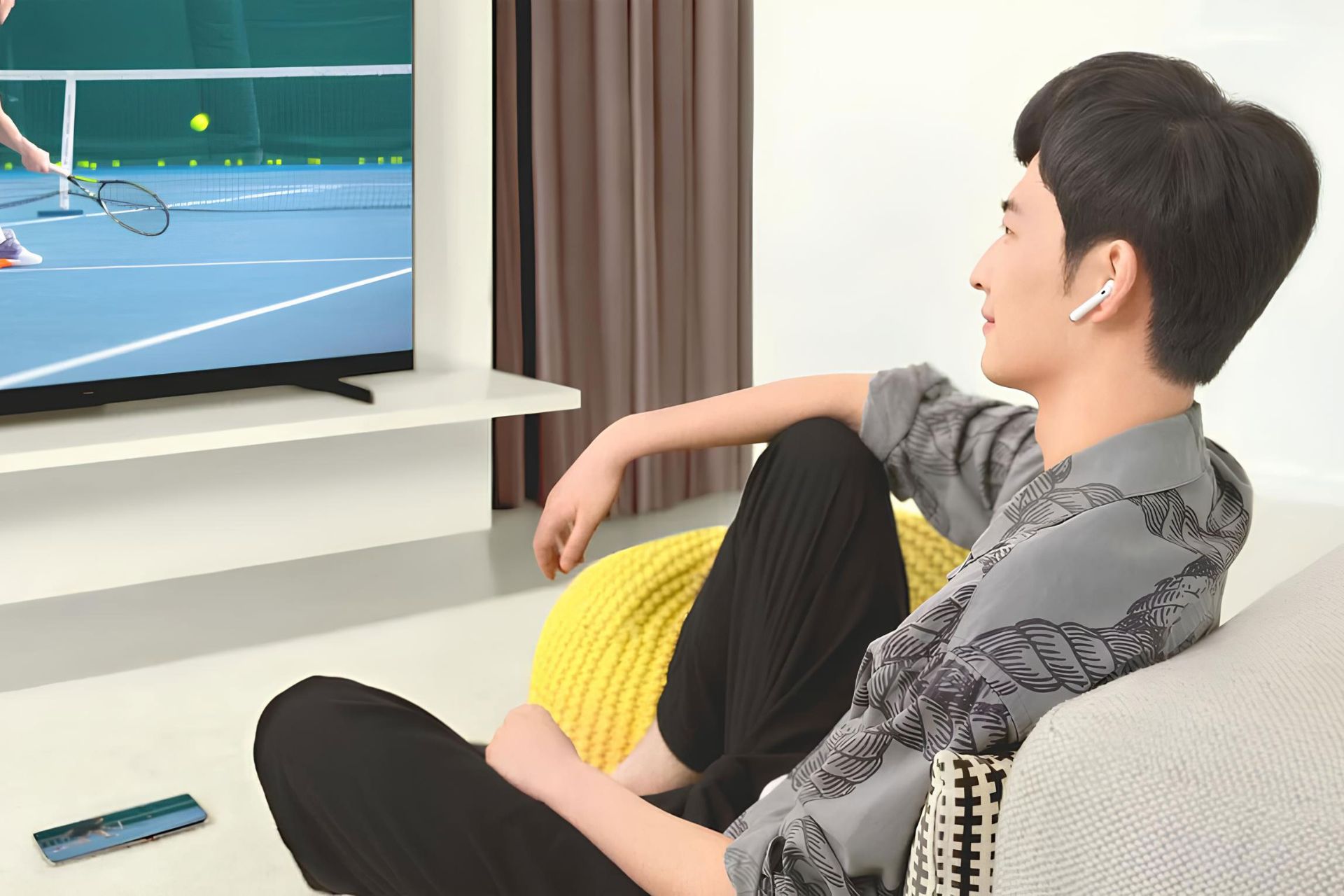 مردی درحال استفاده از ایرباد هواوی فری‌بادز 4E مدل ۲۰۲۴ 