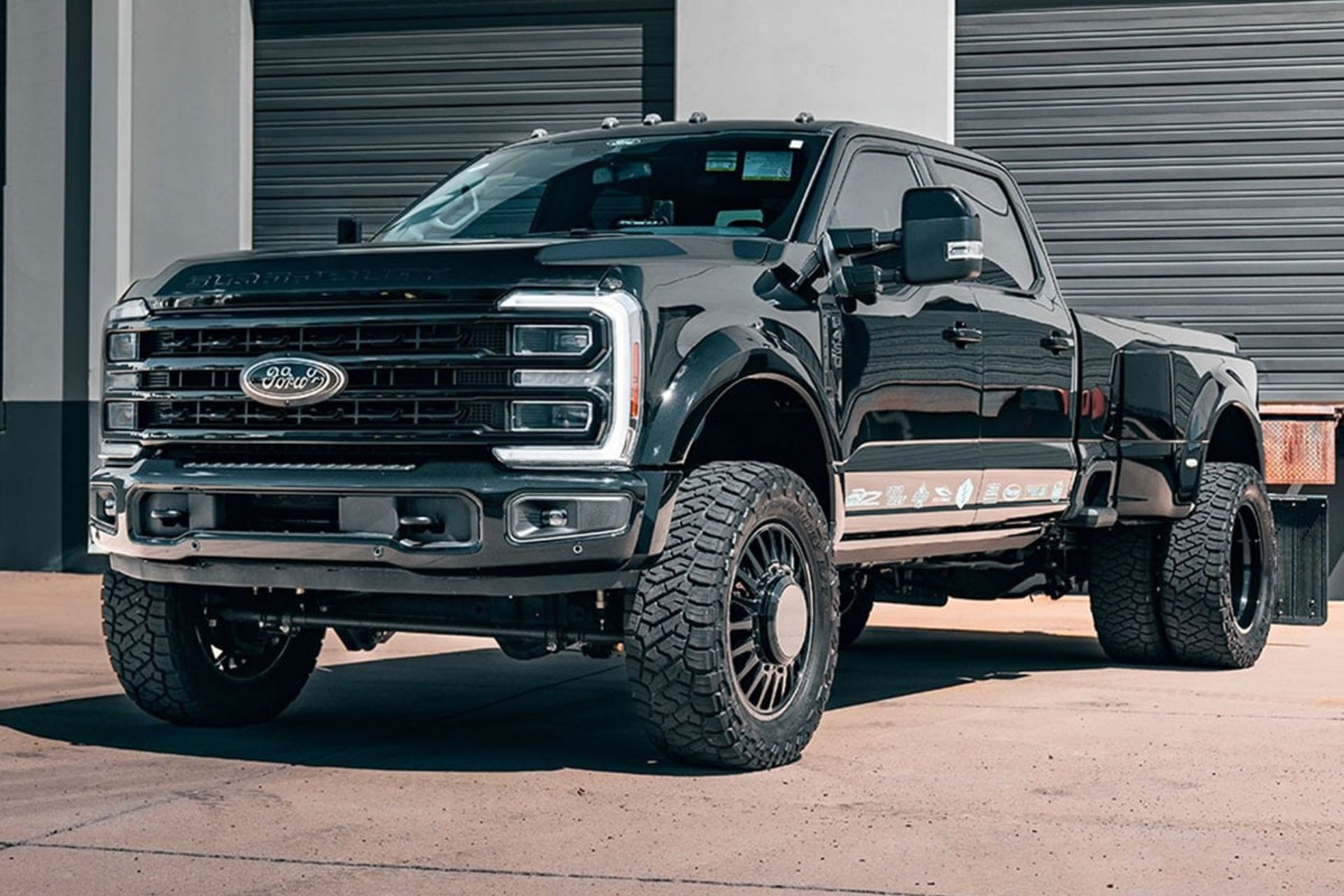 نمای سه‌چهارم جلو وانت فورد F-450 وستکات دیزاین