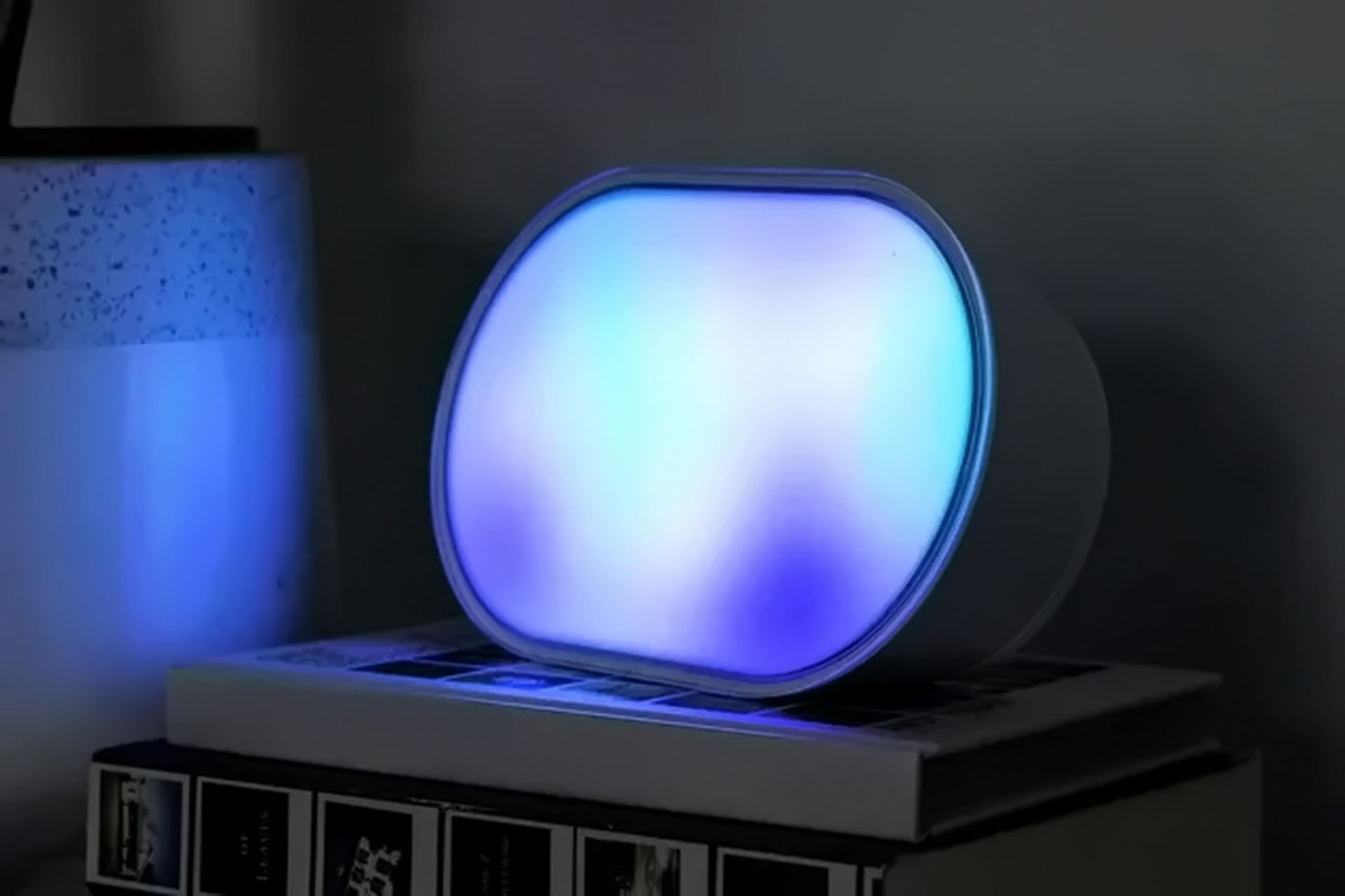 لامپ هوشمند Lifx با نام Luna با نور آبی روی میز