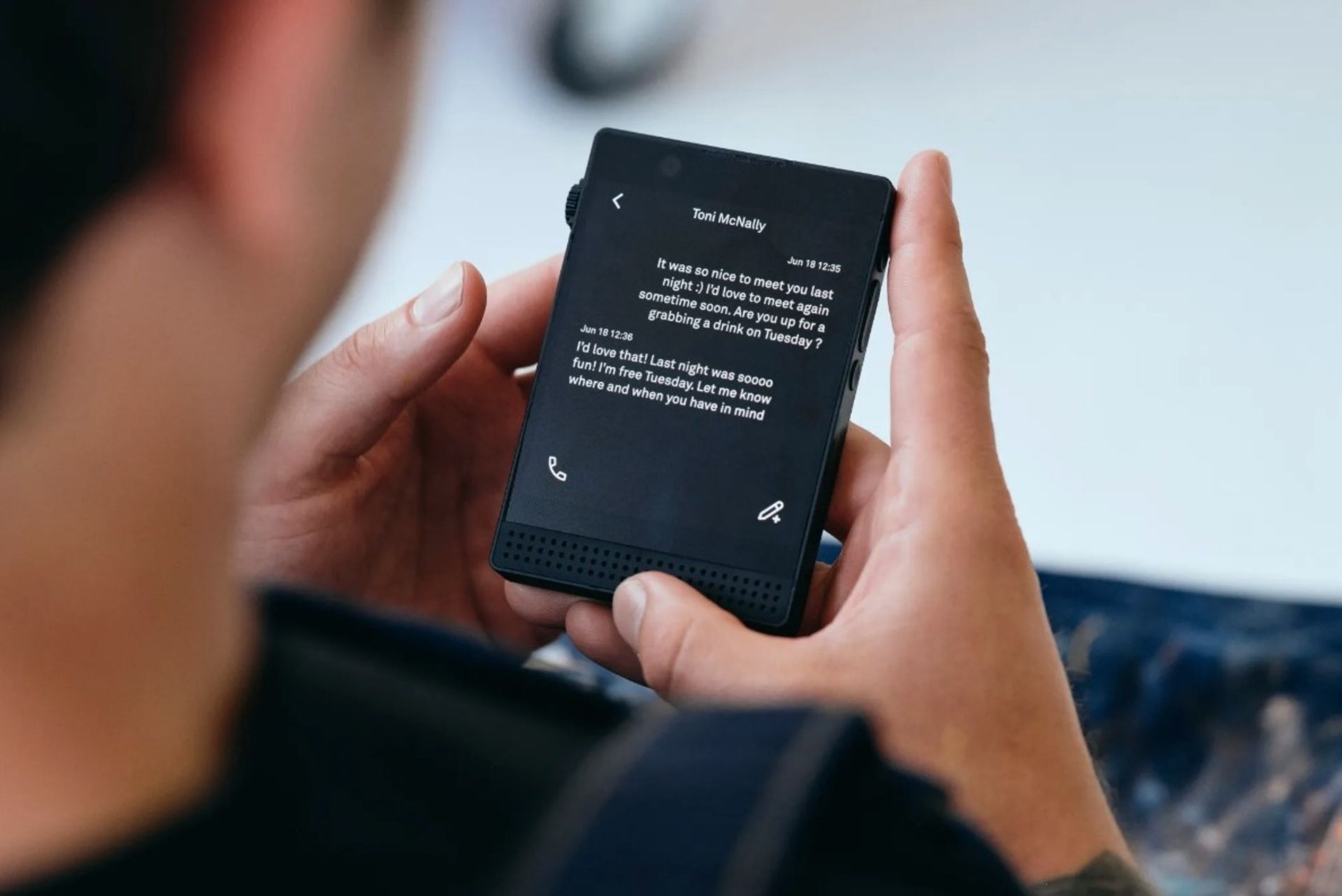 گوشی لایت فون ۳ در دست