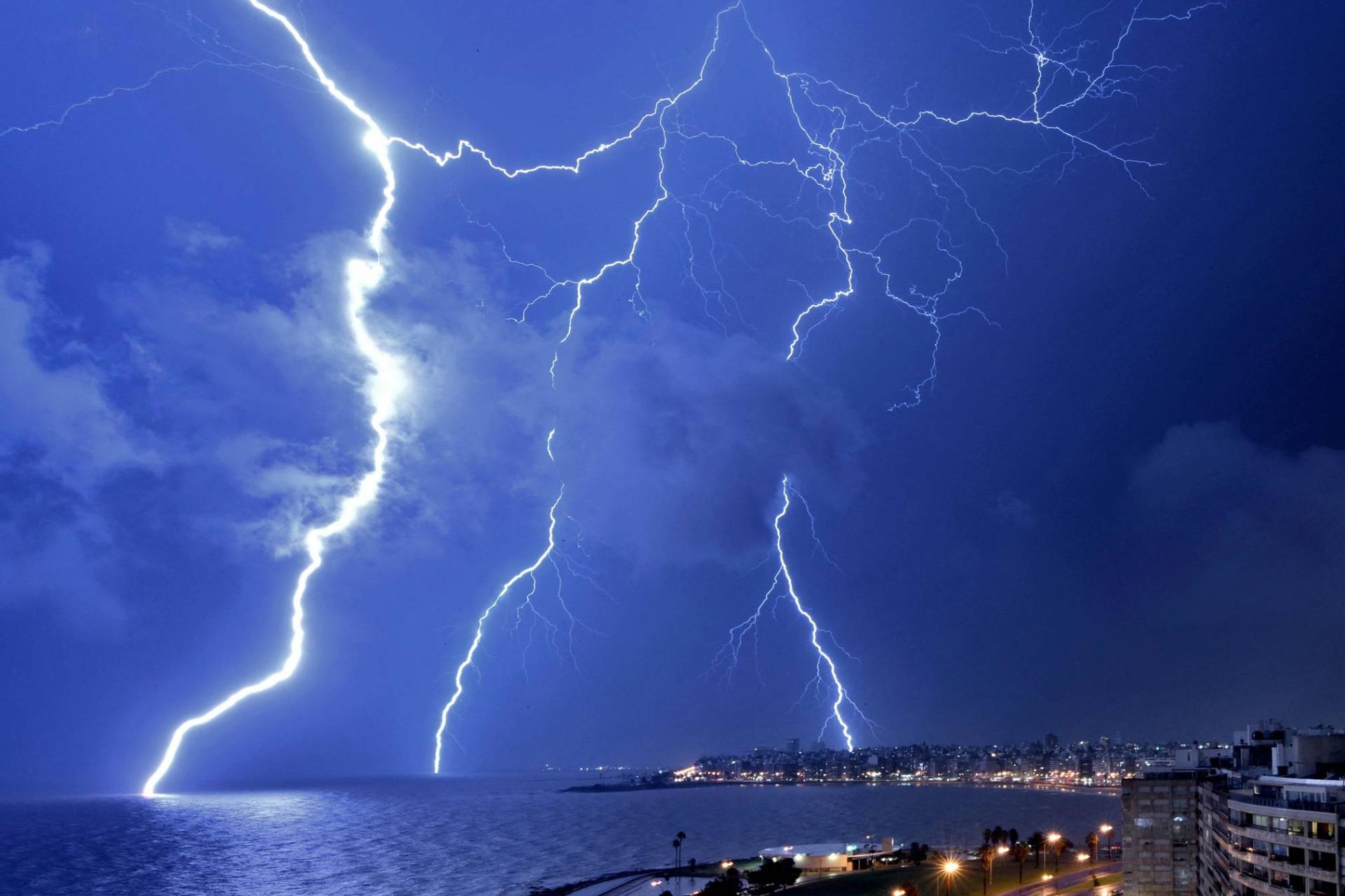 ثبت طولانی‌ترین صاعقه تاریخ؛ آذرخش رکوردشکن ۸۲۹ کیلومتری پنج ایالت آمریکا را درنوردید