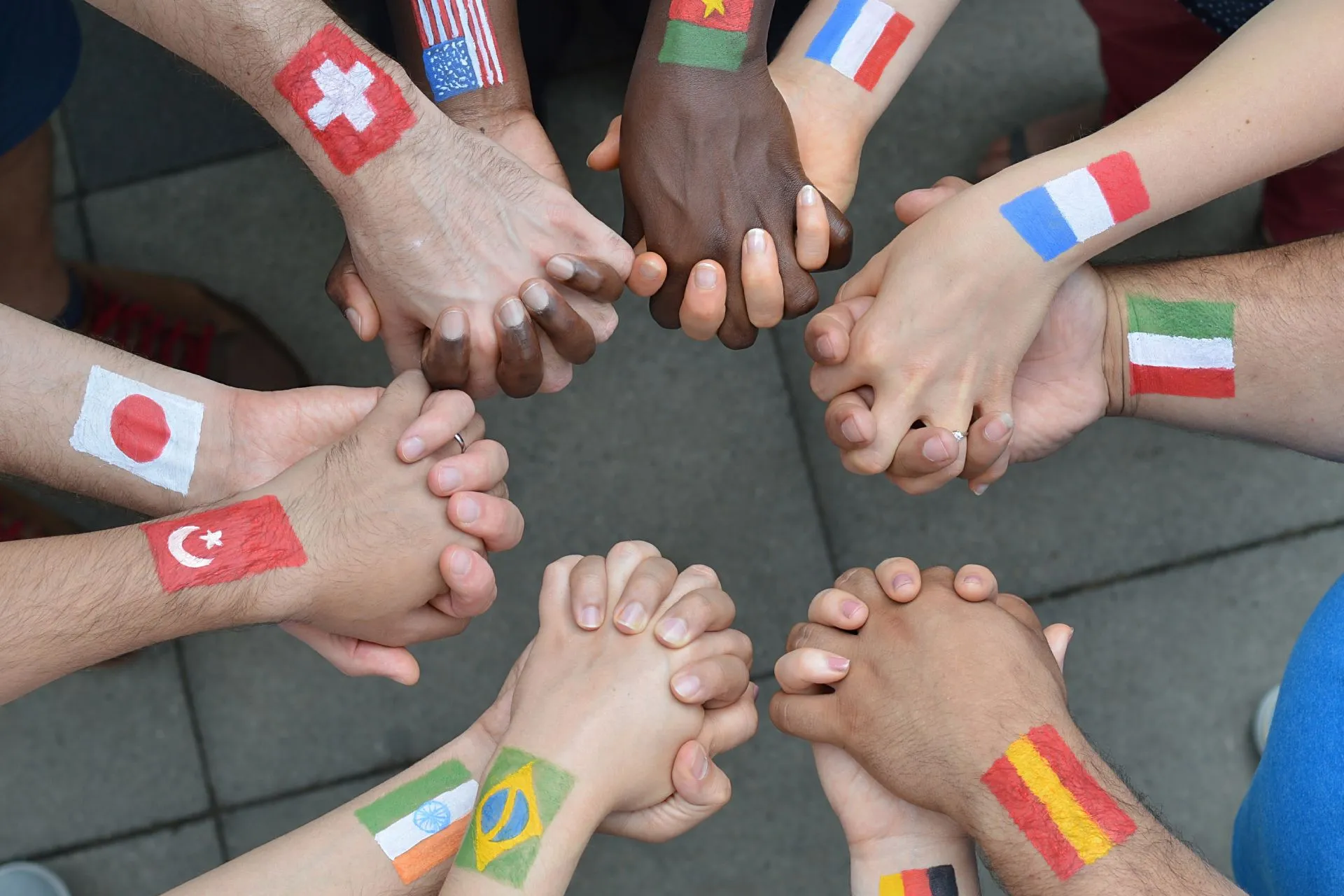 دست‌ها با نقاشی پرچم‌های کشورها