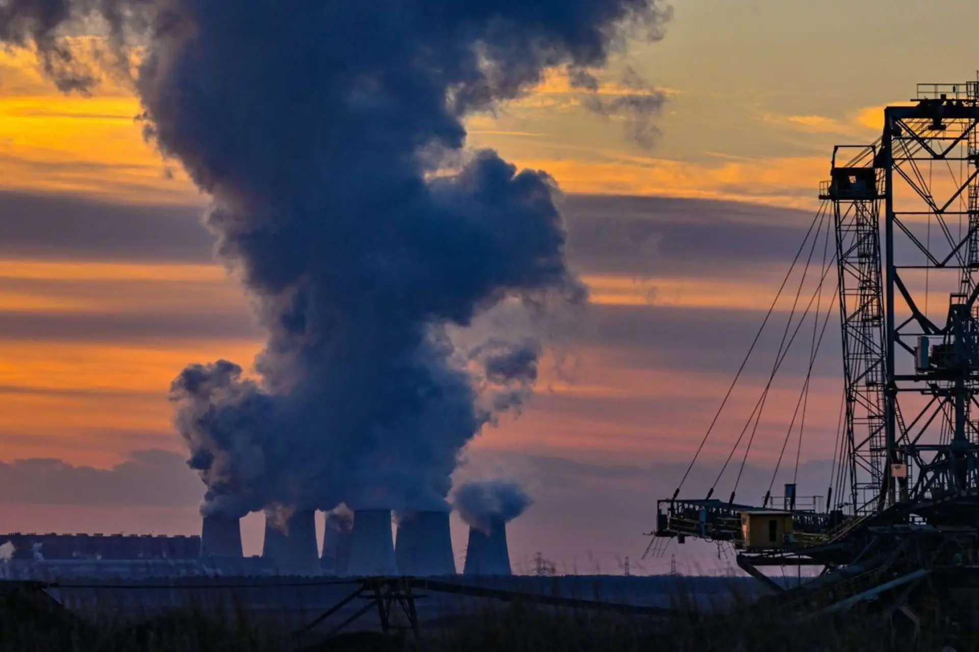 انتشار کربن در سال ۲۰۲۵ به اوج خود رسید: آیا هنوز امیدی برای نجات زمین باقی است؟