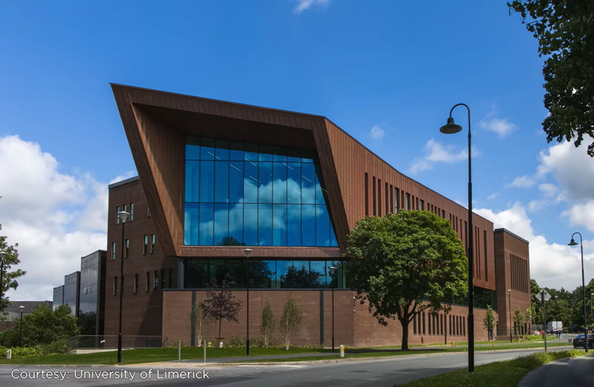 سرمایه‌گذاری‌های چاک فینی در دانشگاه‌ها