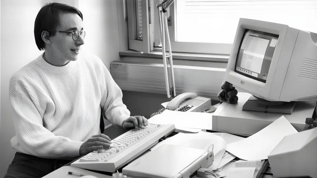 لینوکس (Linux) و لینوس توروالد (Linus Torvalds) در حال کار با کامپیوتر قدیمی