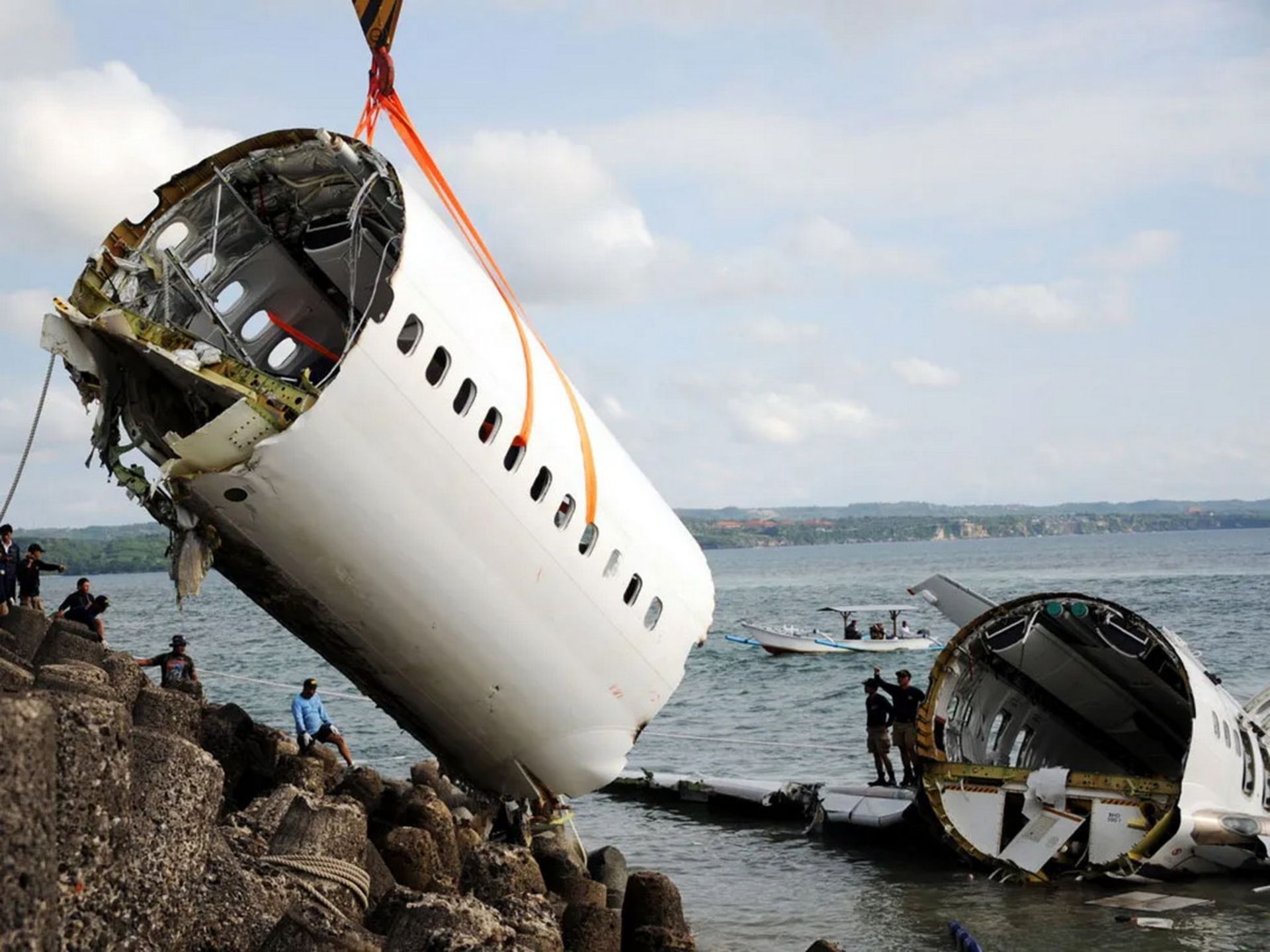 بقایای هواپیمای لاین ایر در ساحل