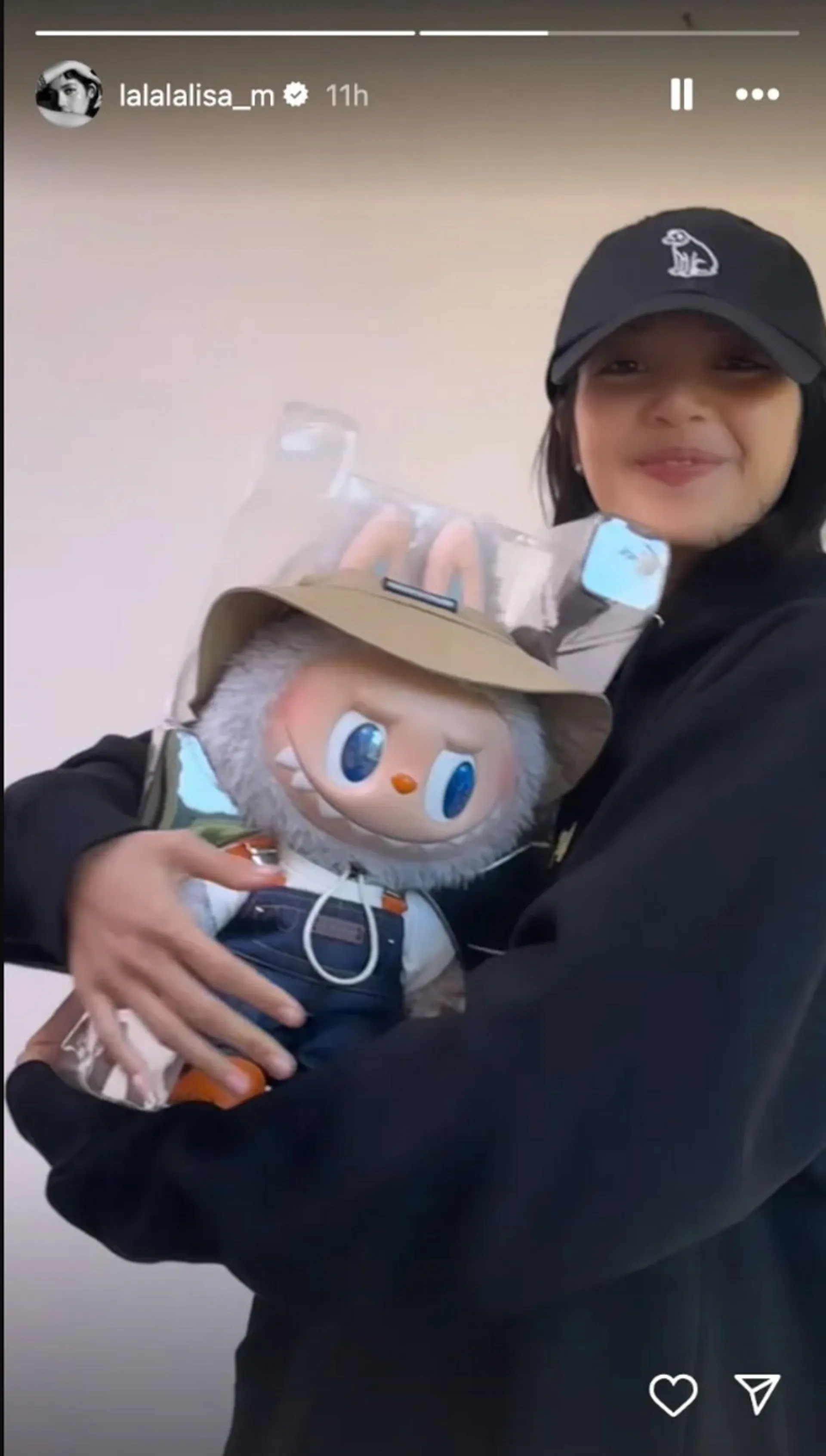 لیسا مانوبان، عضو تایلندی گروه کی-پاپ بلک‌پینک با عروسک‌های لبوبو