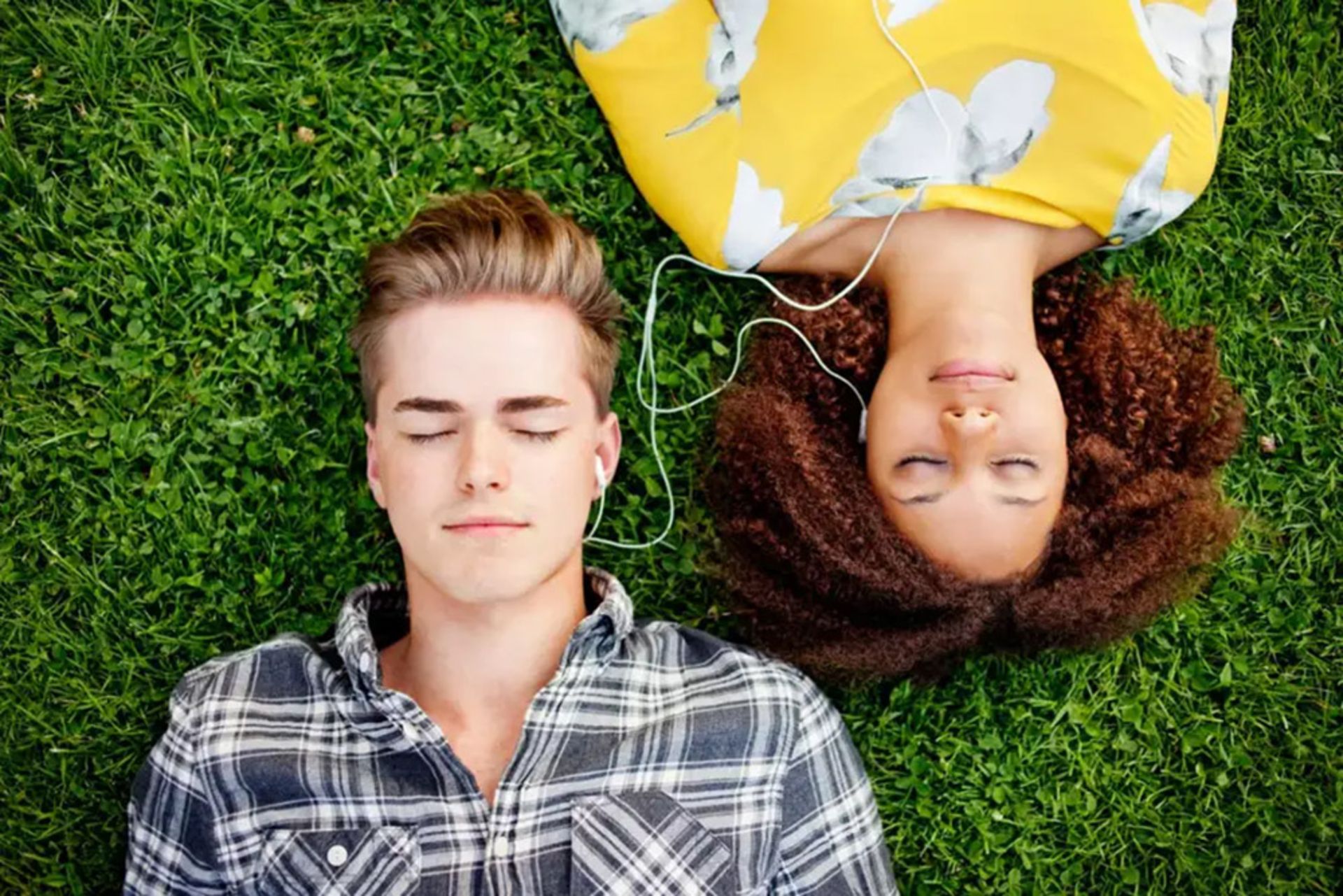 مرد و زن در حال گوش دادن به موسیقی