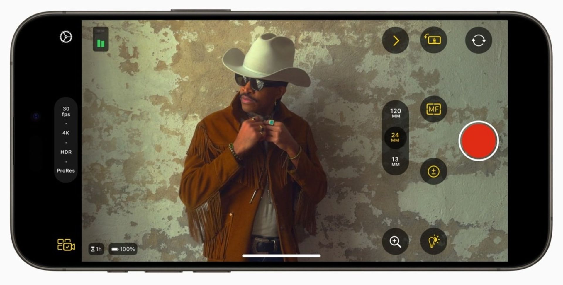 مردی در کادر تصویر دوربین آیفون 
