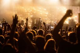 موسیقی زنده در برابر ضبط‌شده؛ چرا حضور در کنسرت ما را به‌شدت احساساتی می‌کند؟