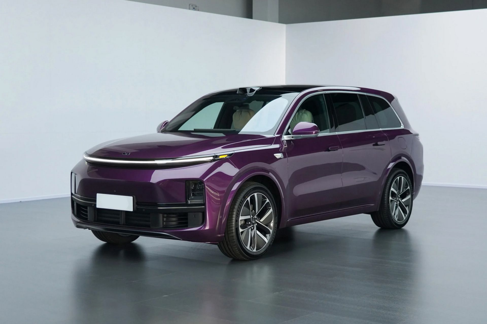 خودروی لی آتو L9  از نمای جلو  L9 Li Auto