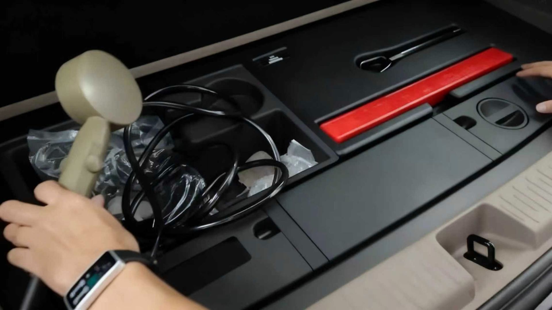 دوش حمام در بخش عقب خودرو