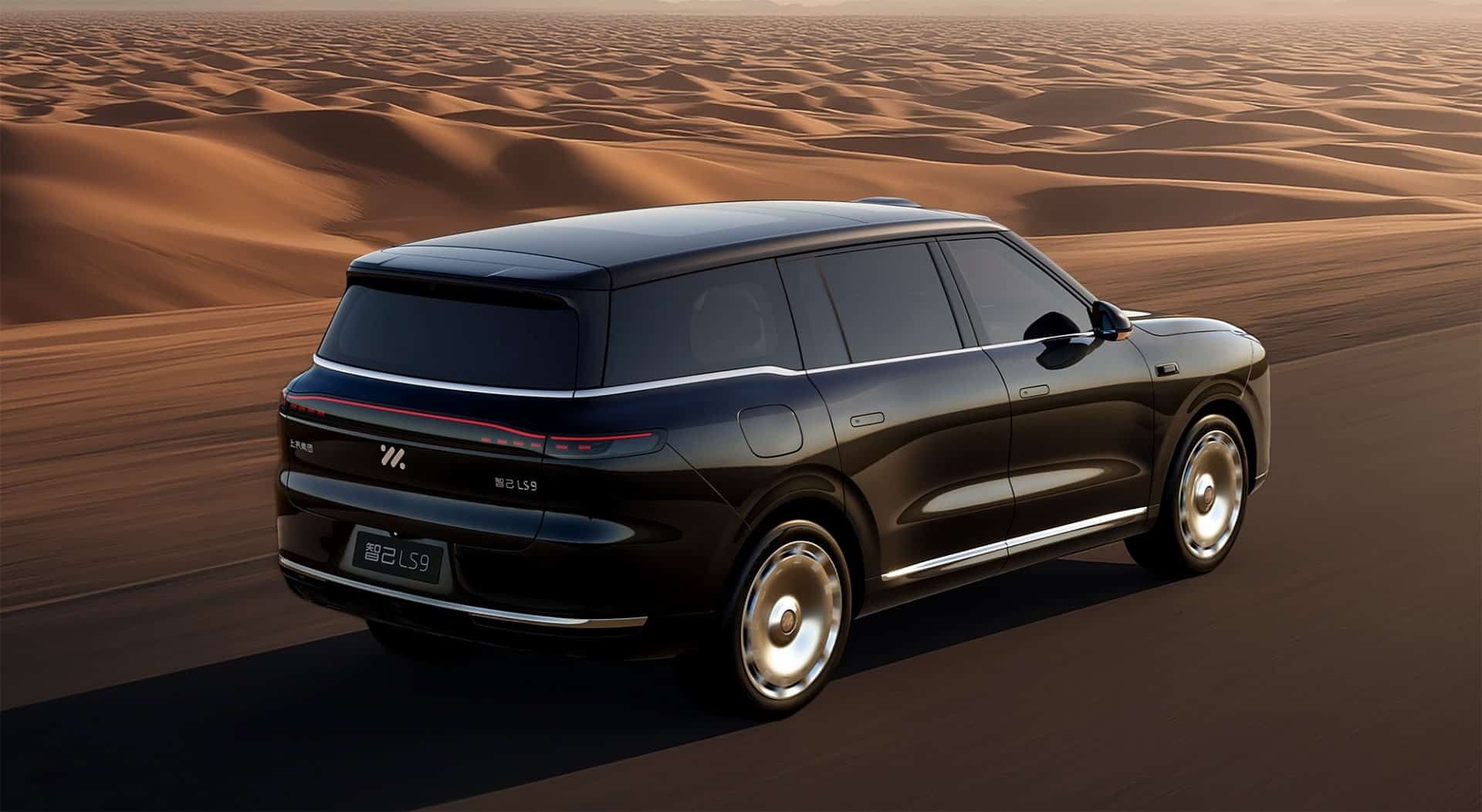 نمای سه‌چهارم عقب خودرو IM LS9