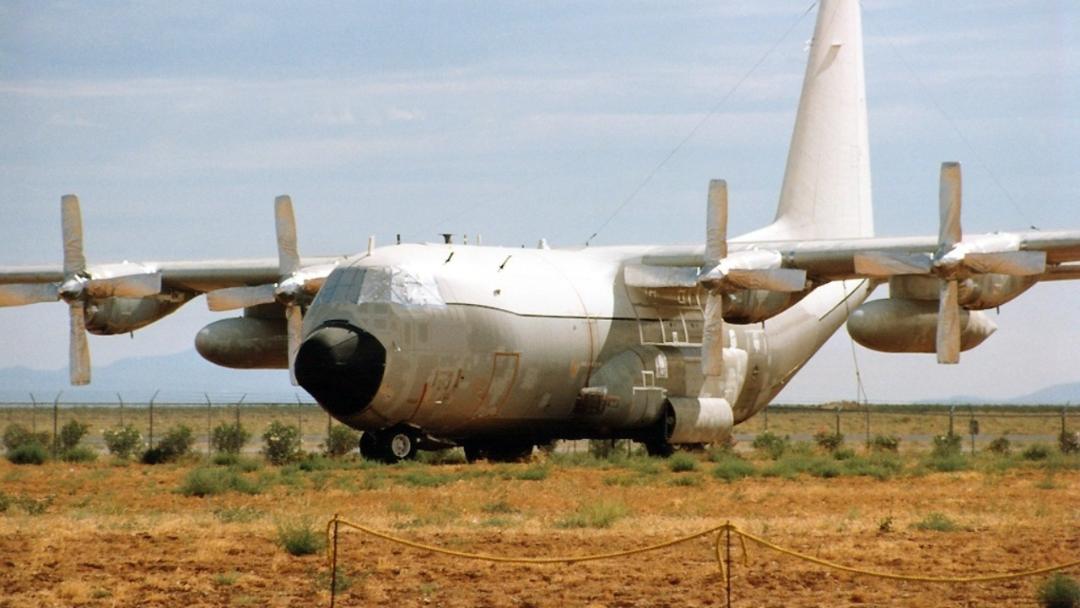 هواپیمای لاکهید C-130 در باند پرواز