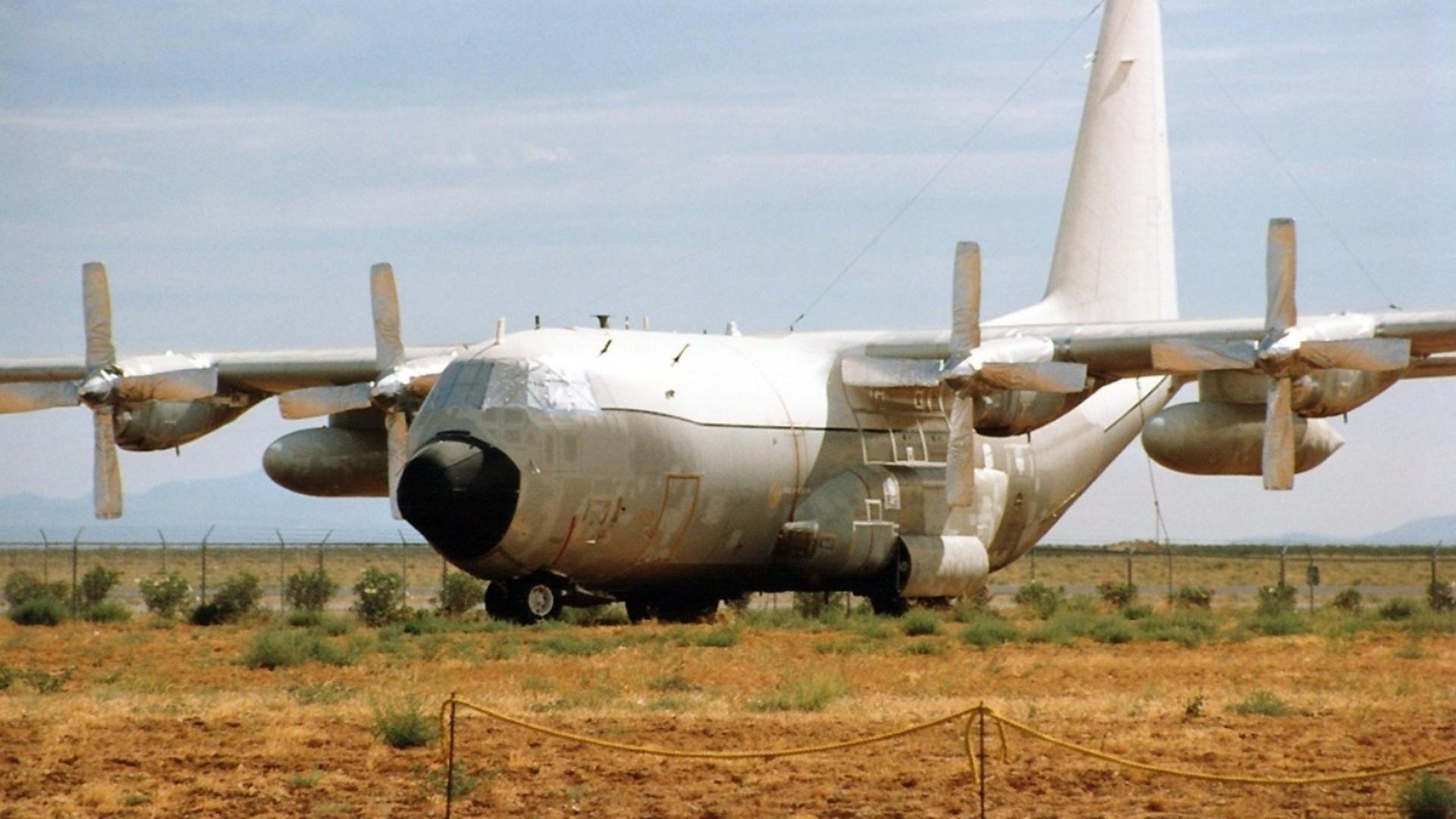 هواپیمای لاکهید C-130 در باند پرواز