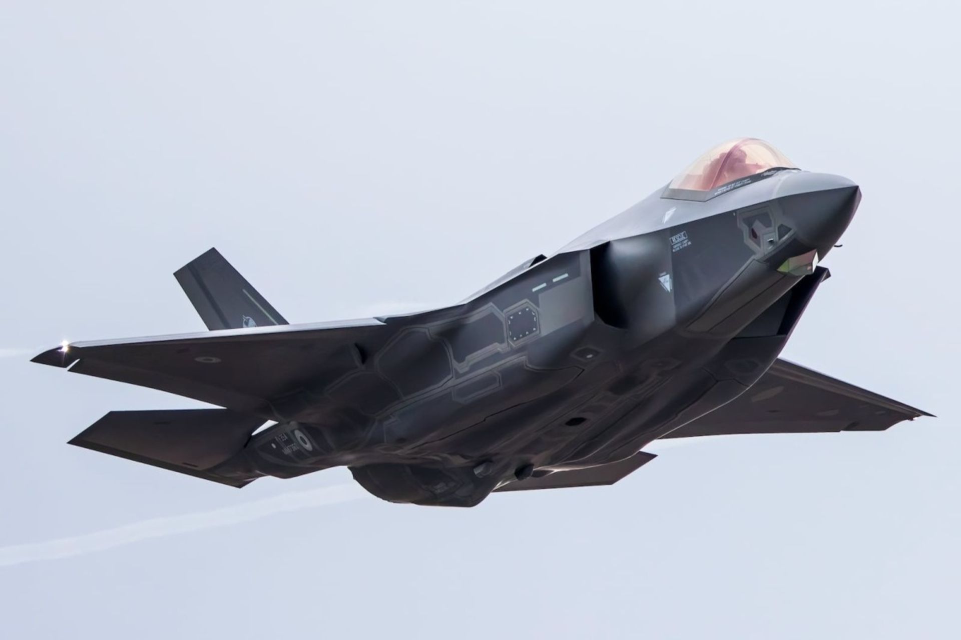 جنگنده‌ی F-35 در آسمان