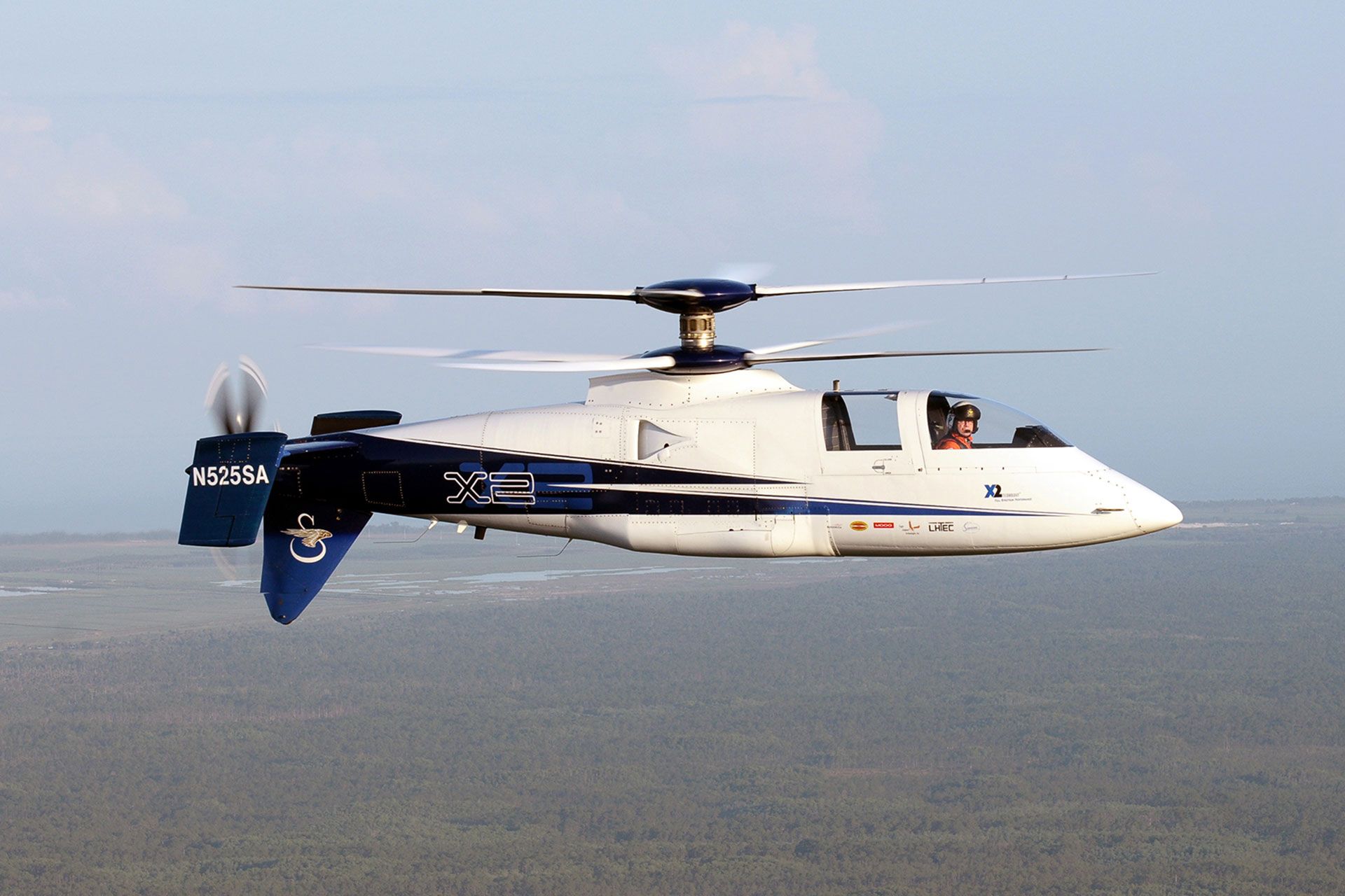 هلیکوپتر هیبریدی لاکهید مارتین سیکورسکی X2 درحال پرواز از نمای کناری