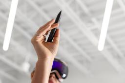 قلم Logitech Muse در دست کاربر کنار هدست ویژن پرو