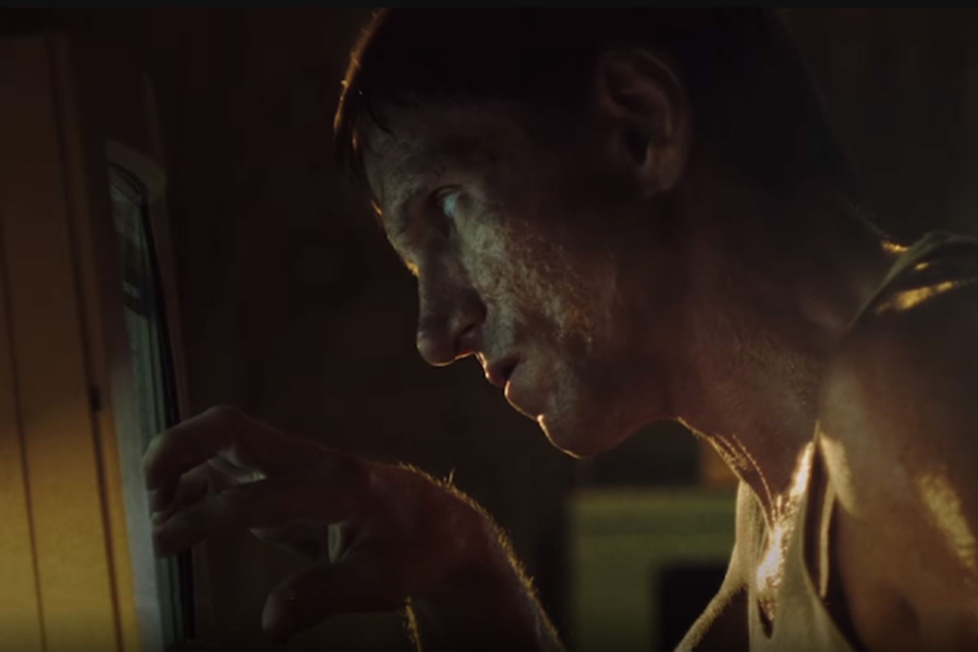 مردی خیره شده به نمایشگر کامپیوتر