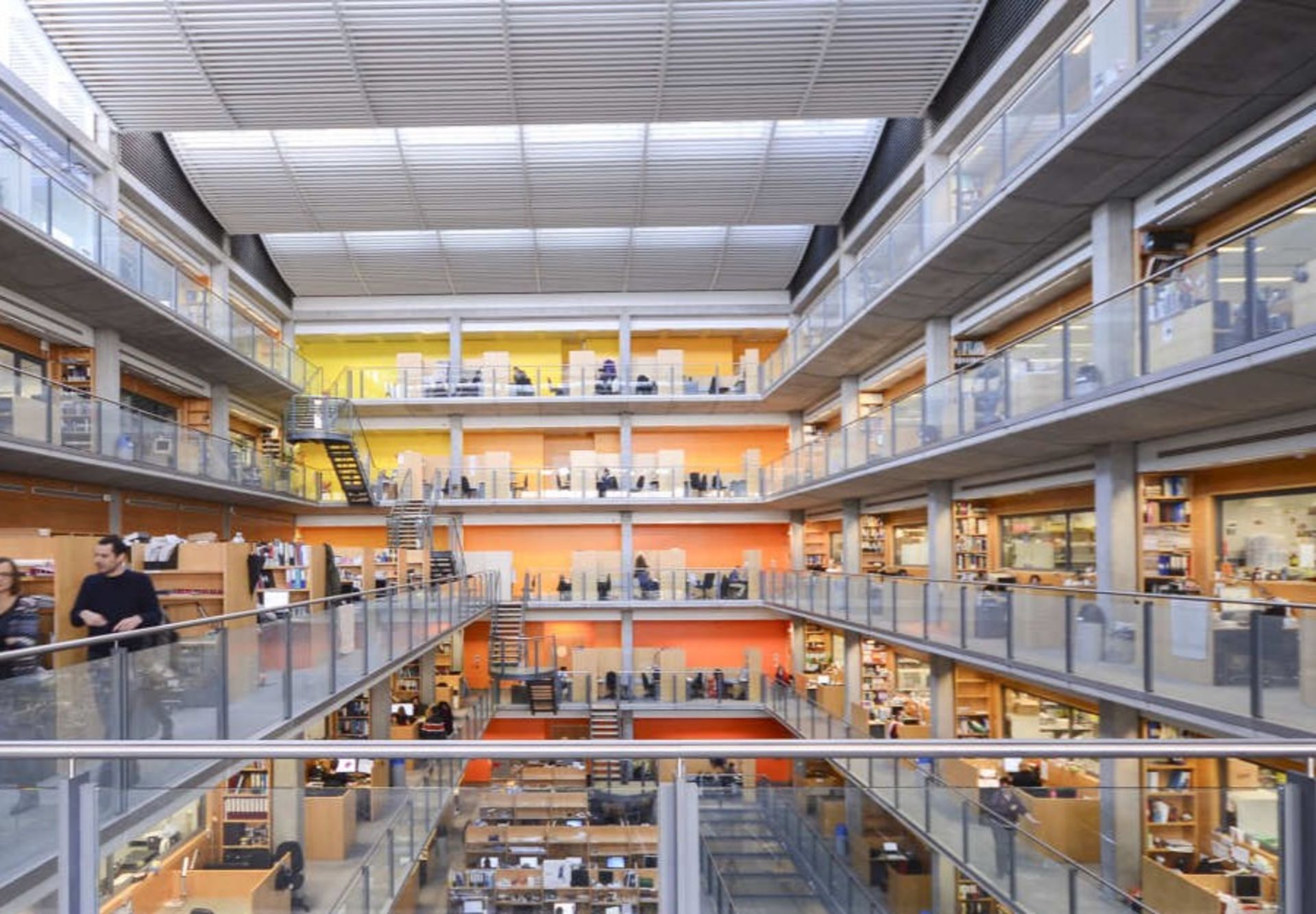 محوطه مطالعه دانشجویان دانشگاه سلطنتی لندن