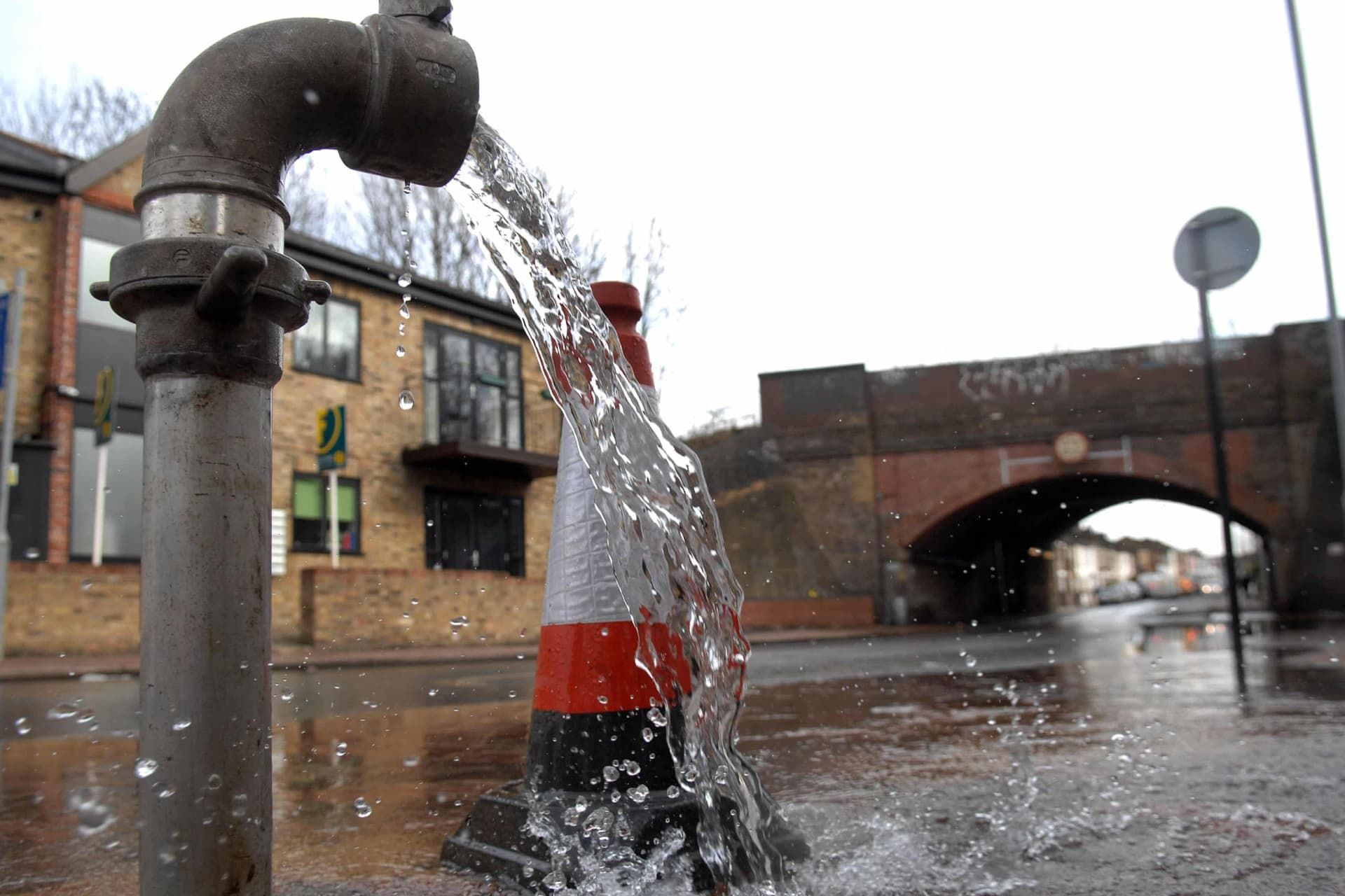 نشت آب از لوله انشعاب شرکت Thames Water در جنوب لندن