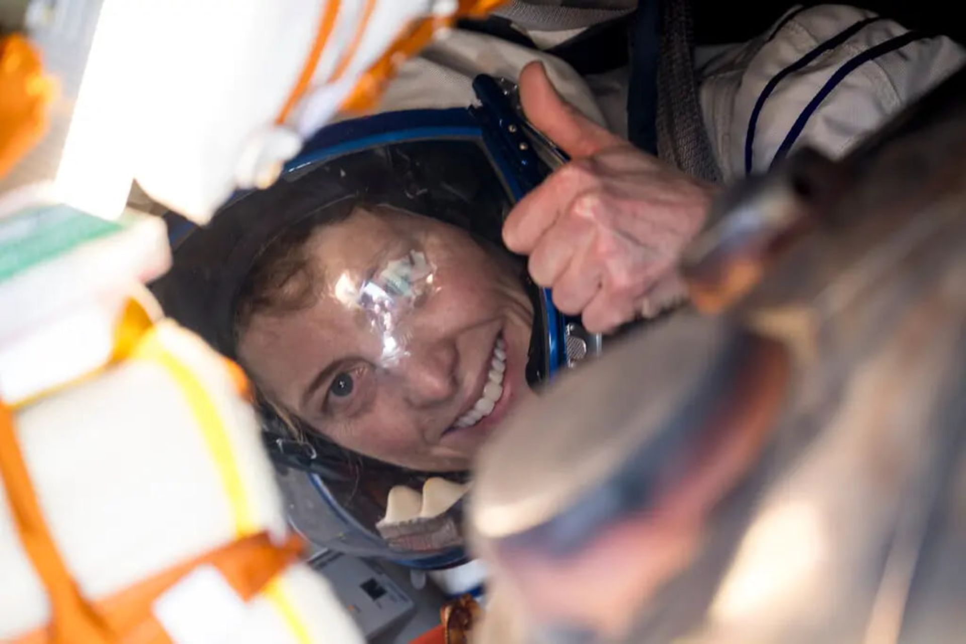 لورال اوهارا فضانورد ناسا از داخل فضاپیمای سایوز