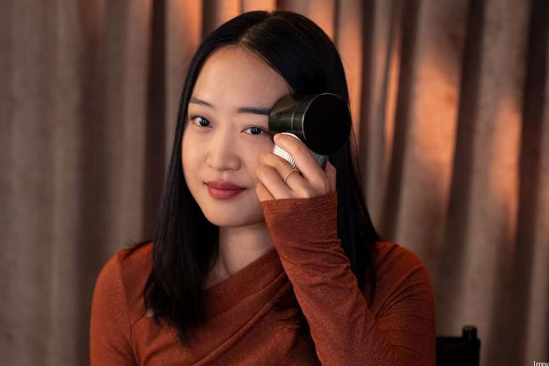  دختری درحال آرایش ابرو با Makeup Printer