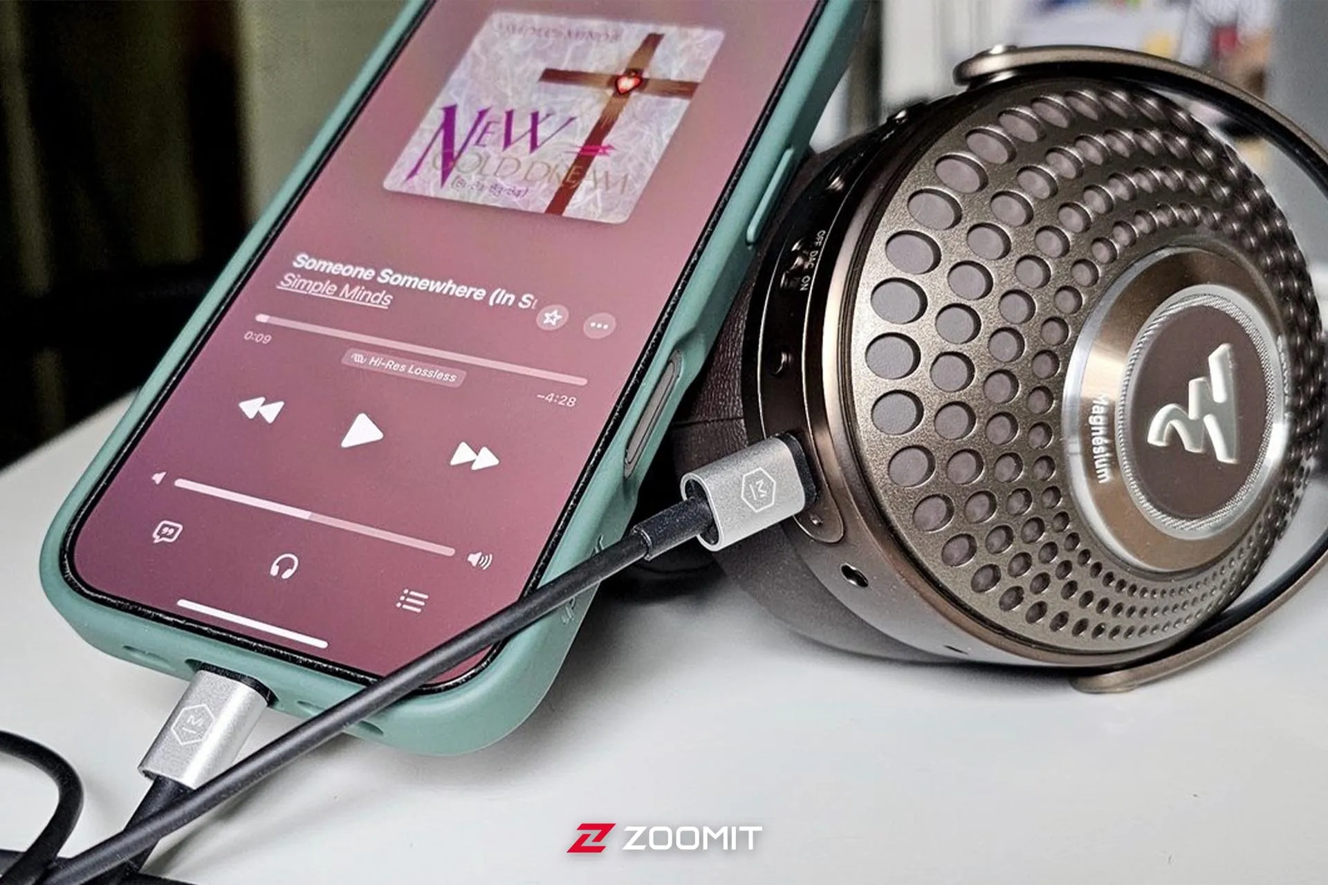 یک گوشی متصل به هدفون رده بالا